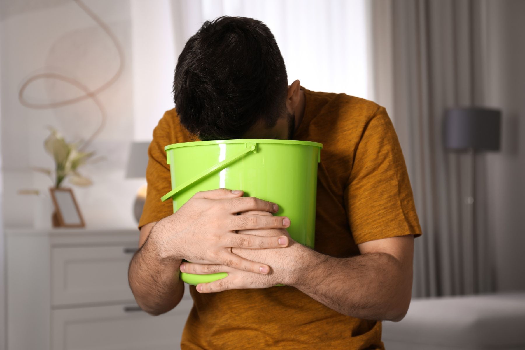 Nôn ói là một trong những dấu hiệu ngộ độc thực phẩm (Nguồn: Canva)