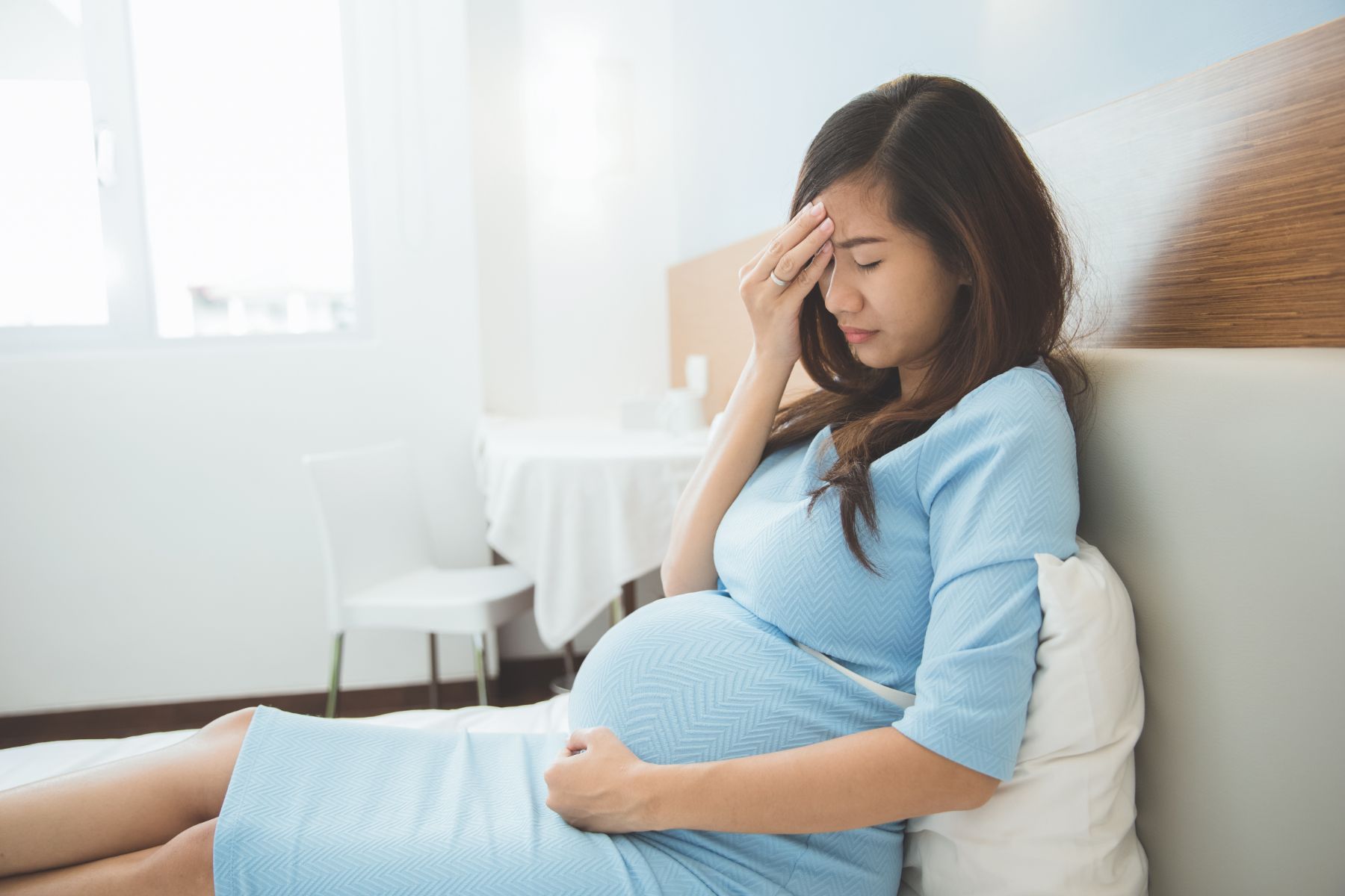 Việc cảm thấy mệt mỏi và có nhu cầu ngủ nhiều hơn là một trong những dấu hiệu sắp sinh (Nguồn: Canva)