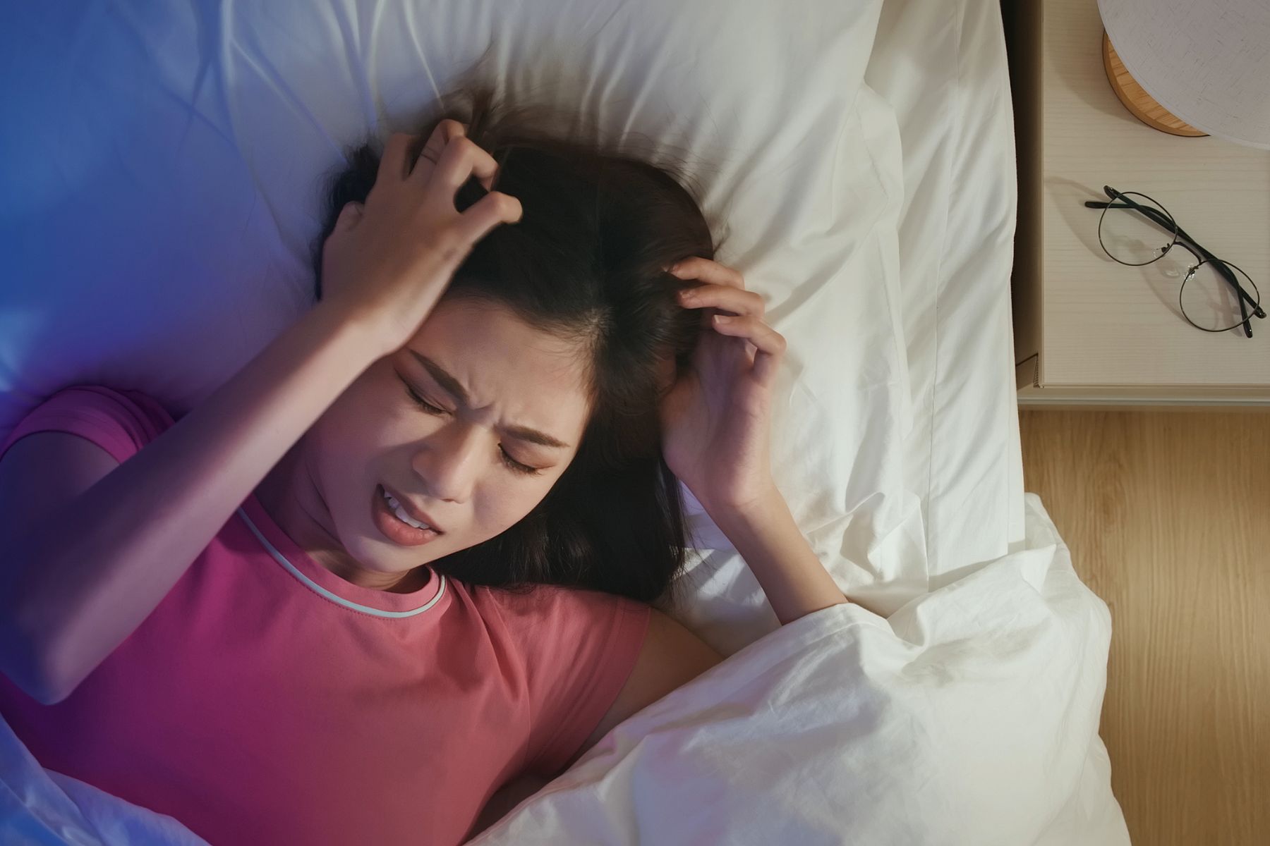 Phụ nữ có thể gặp tình trạng đau đầu thường xuyên trong những tuần đầu của thai kỳ (Nguồn: Canva)