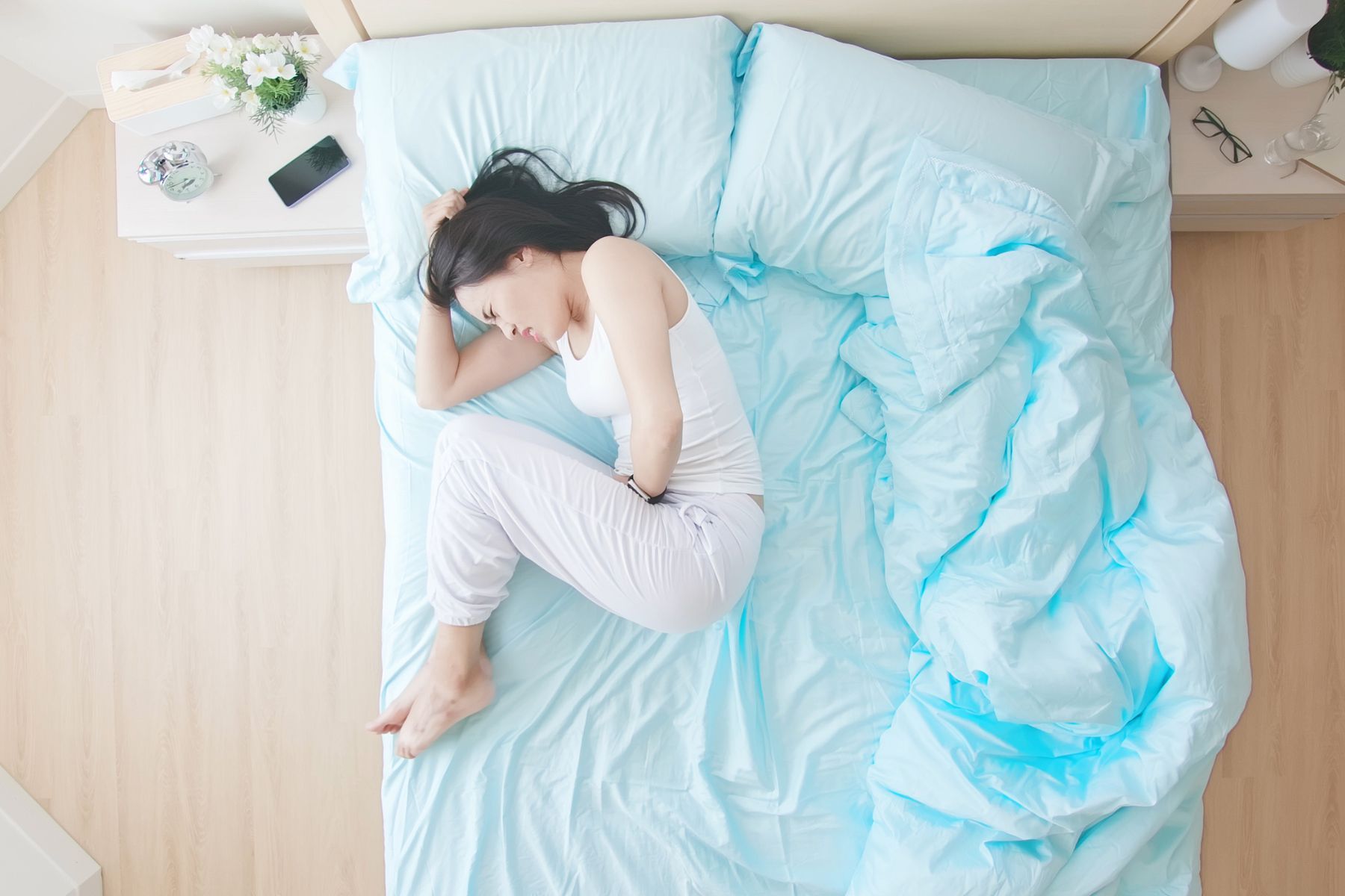 Việc bị táo bón và đầy hơi là những vấn đề thường gặp trong thai kỳ (Nguồn: Canva)