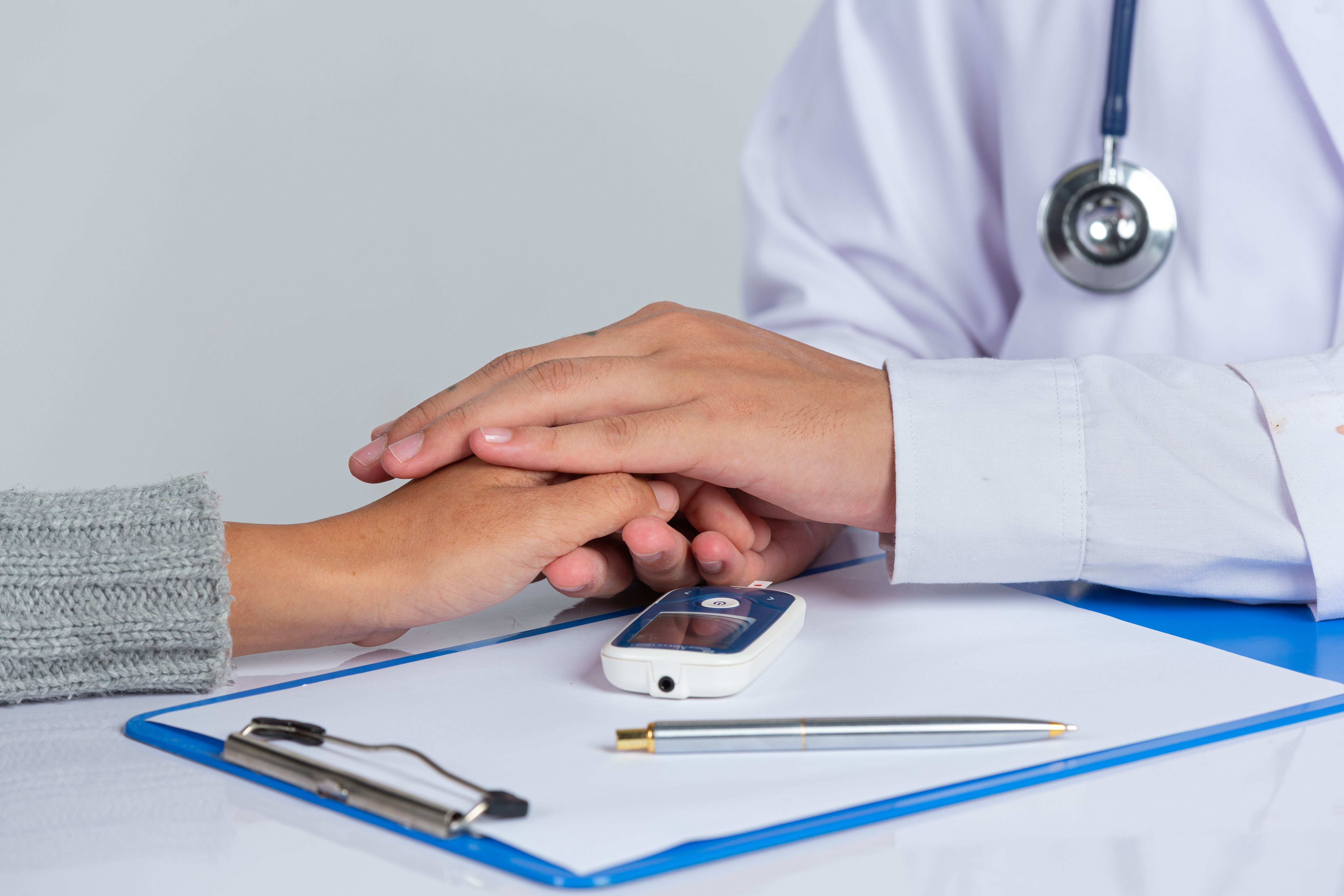 Để chẩn đoán tiểu đường thai kỳ, bác sĩ sẽ tiến hành các xét nghiệm kiểm tra lượng đường trong máu của thai phụ.