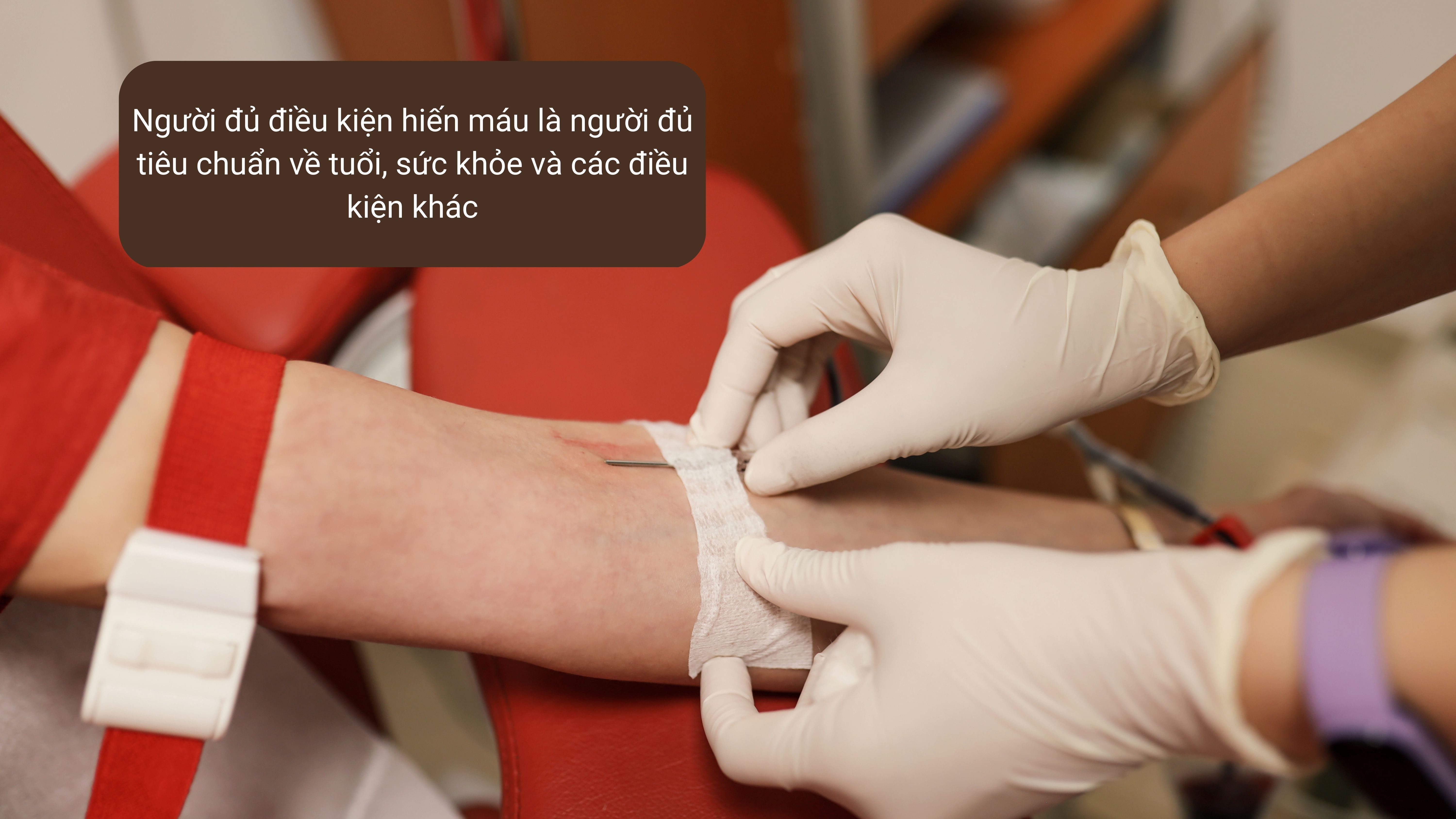 Người hiến máu là người đủ tiêu chuẩn về tuổi và sức khỏe - Nguồn: Canva