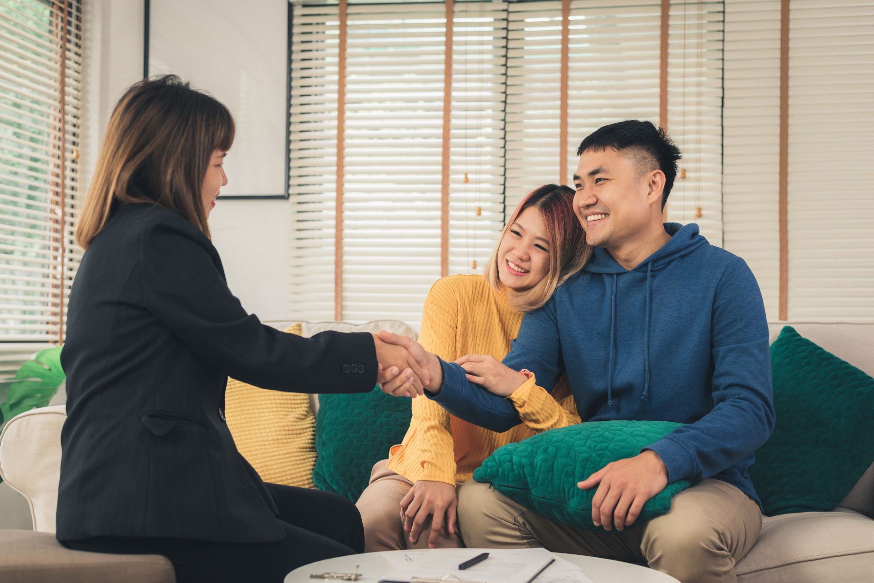 Để đảm bảo quyền lợi, bạn hãy đọc kĩ những trường hợp không được hưởng bảo hiểm thai sản được quy định trong hợp đồng.