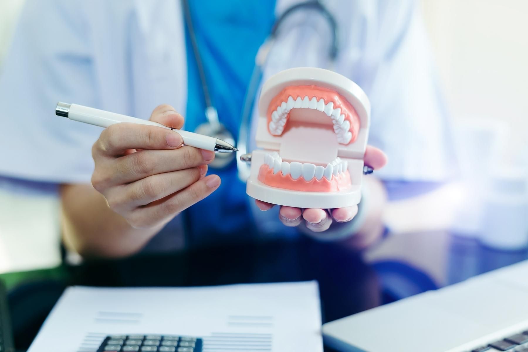 Giá nhổ răng khôn phụ thuộc vào tình trạng răng (Nguồn: Canva)