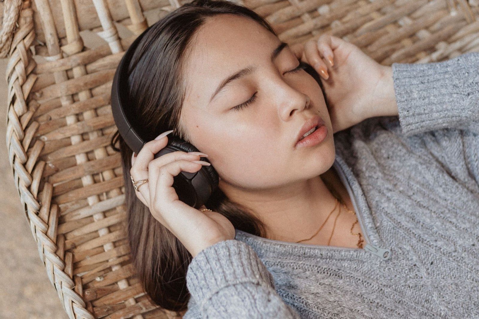 Bạn nên dành nhiều thời gian để nghỉ ngơi và lắng nghe cảm xúc bên trong mình (Nguồn: Canva)