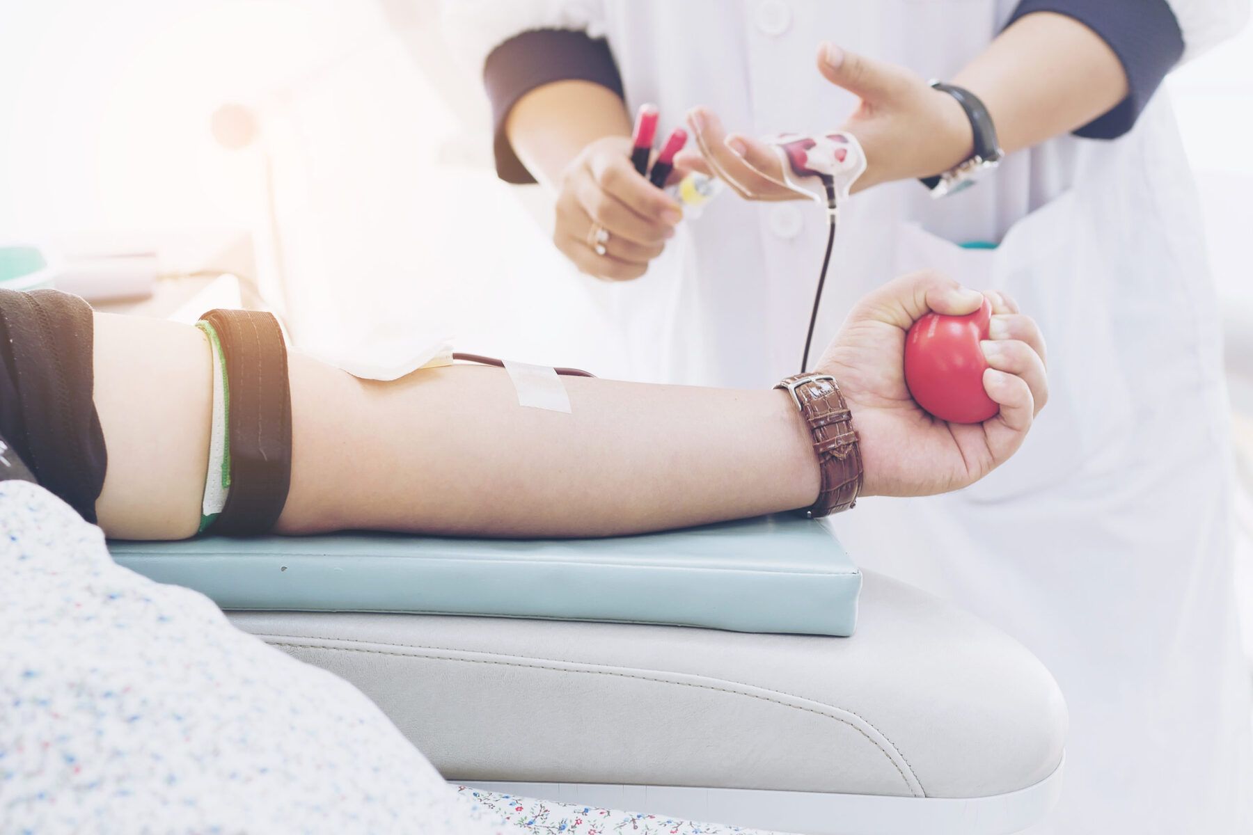 Khi hiến máu, cơ thể sẽ sản xuất ra các tế bào mới để thay thế những tế bào máu bị mất đi, từ đó cải thiện sức khỏe của người hiến máu.