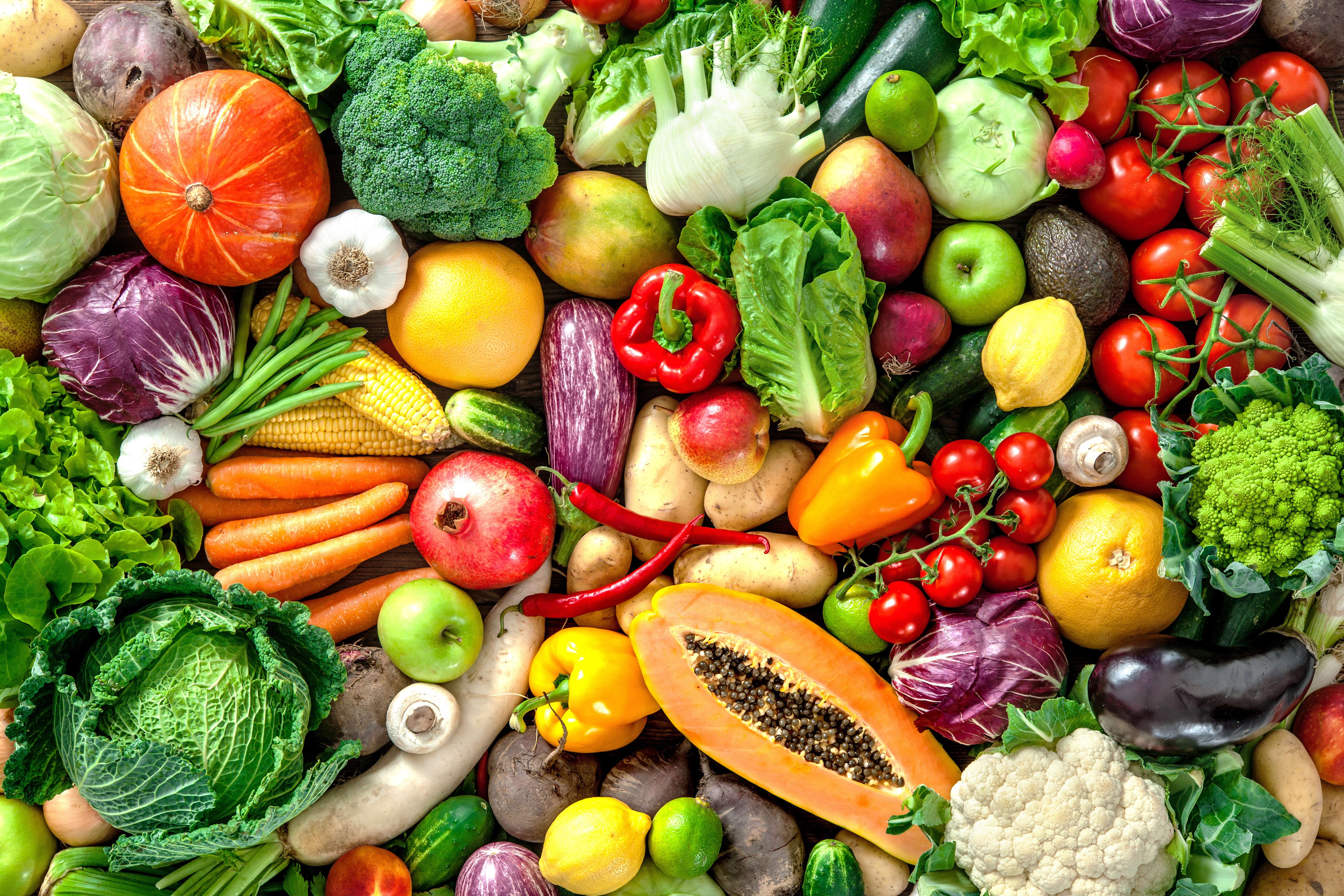 Hoa quả và rau củ tươi chứa nhiều vitamin tốt cho sức khỏe