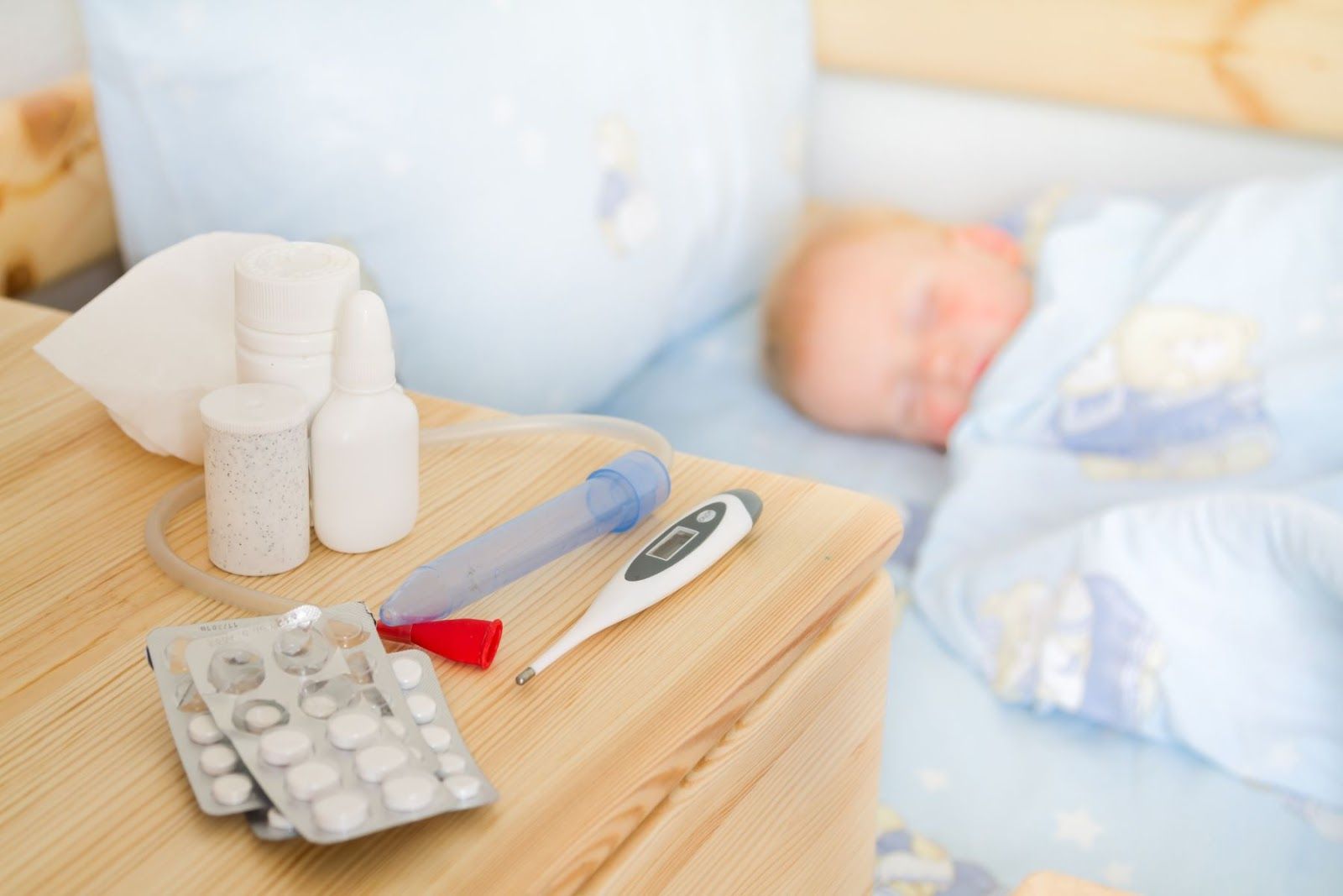 Tích cực chăm sóc và theo dõi khi trẻ bị tay chân miệng (Nguồn: Canva)