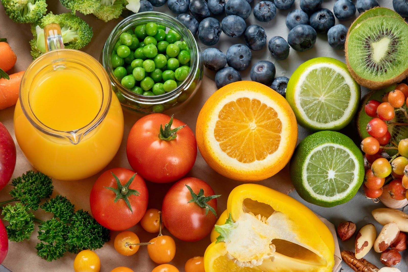 Tăng cường thực phẩm giàu vitamin tăng cường sức đề kháng (Nguồn: Canva)