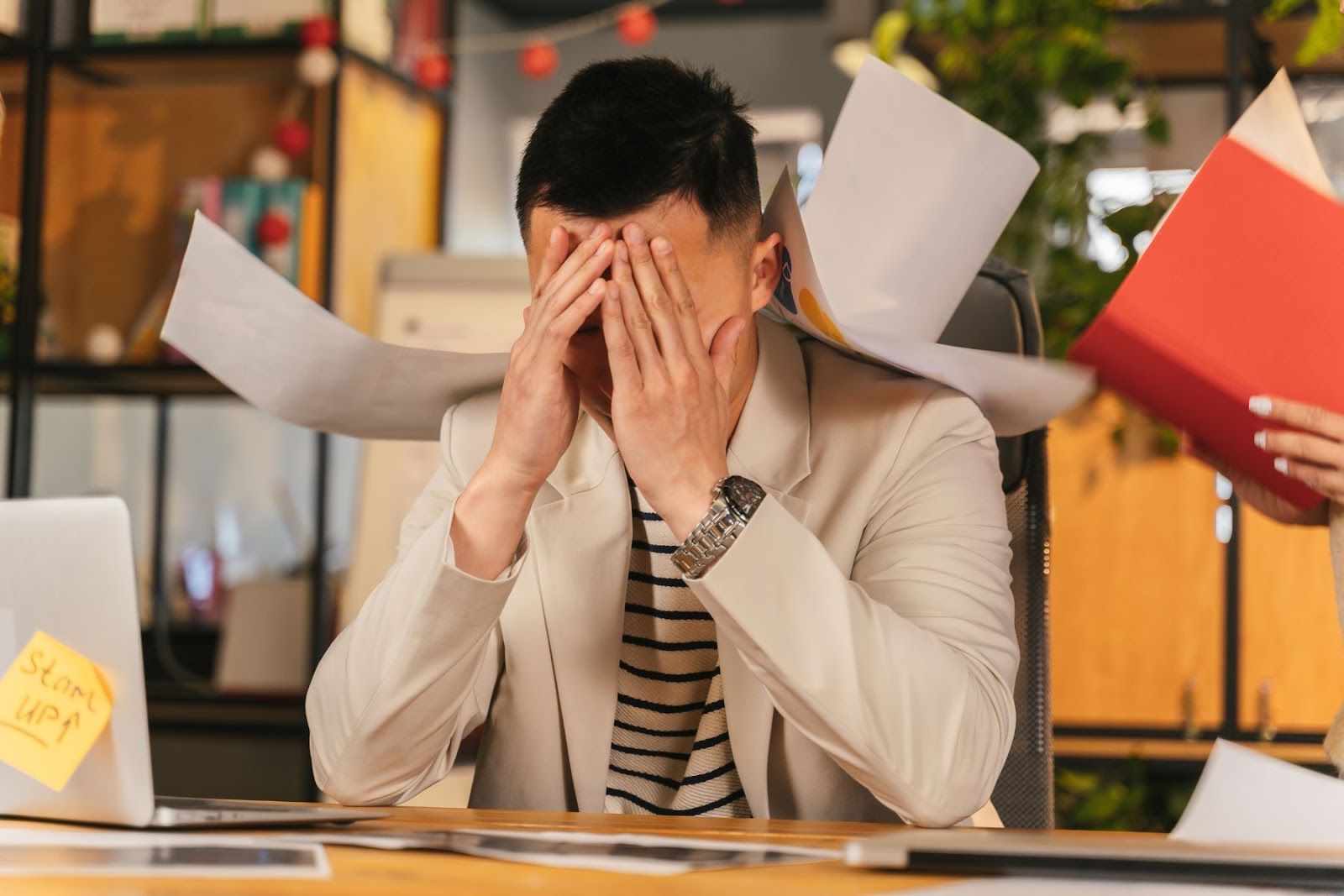 Không có kỹ năng quản lý thời gian khiến bạn phải đối mặt với nhiều áp lực, căng thẳng do chạy đua với công việc