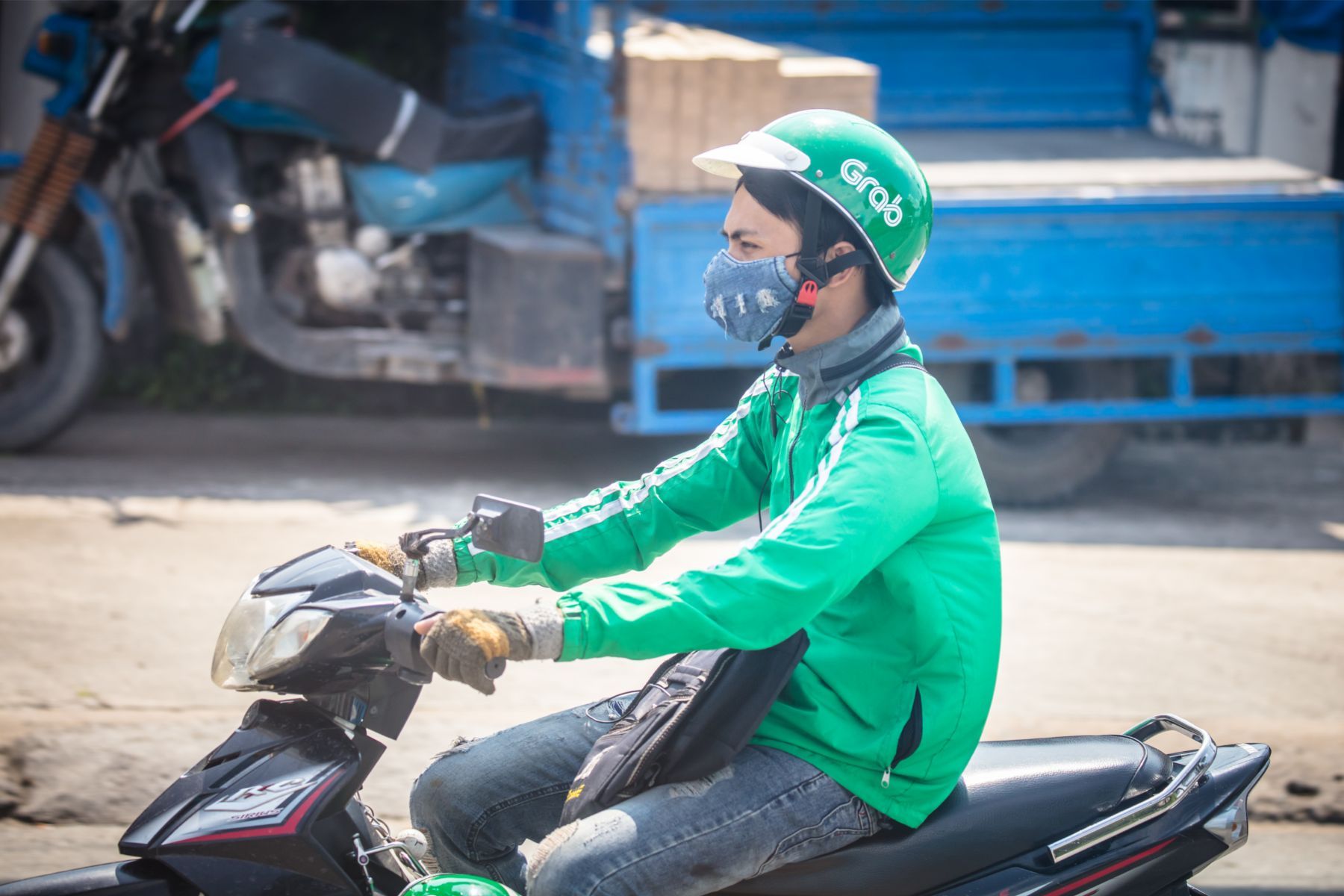 Không có bảo hiểm xe máy phạt bao nhiêu? (Nguồn: Canva)
