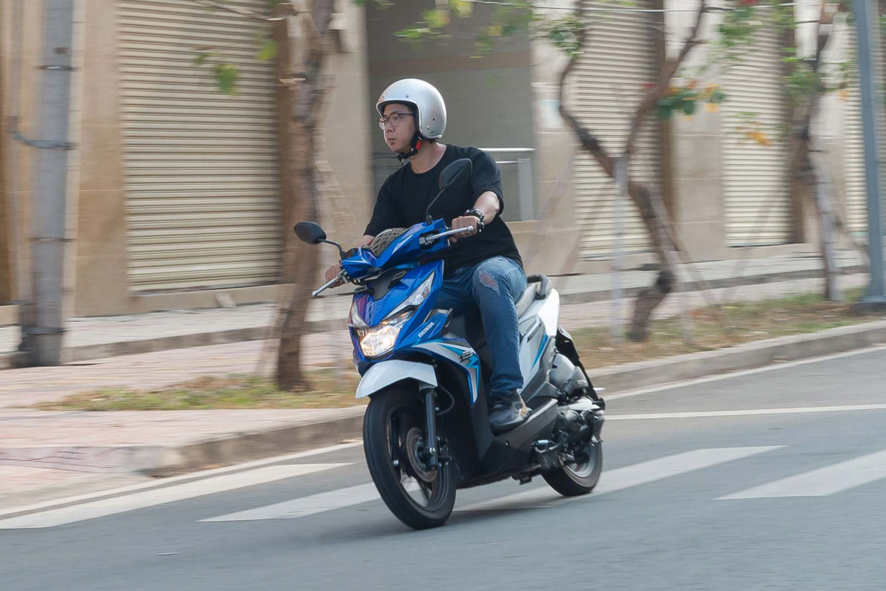 Người đi xe máy tham gia giao thông chỉ cần bỏ ra một mức phí nhỏ để mua bảo hiểm xe máy bắt buộc.