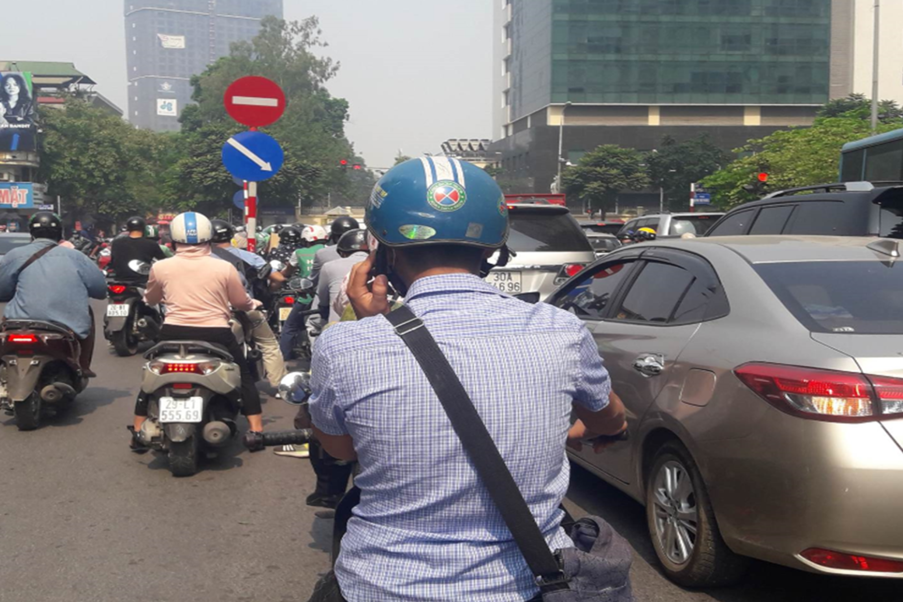 Bạn có thể đăng ký mua bảo hiểm bằng 02 cách trực tiếp hoặc trực tuyến.