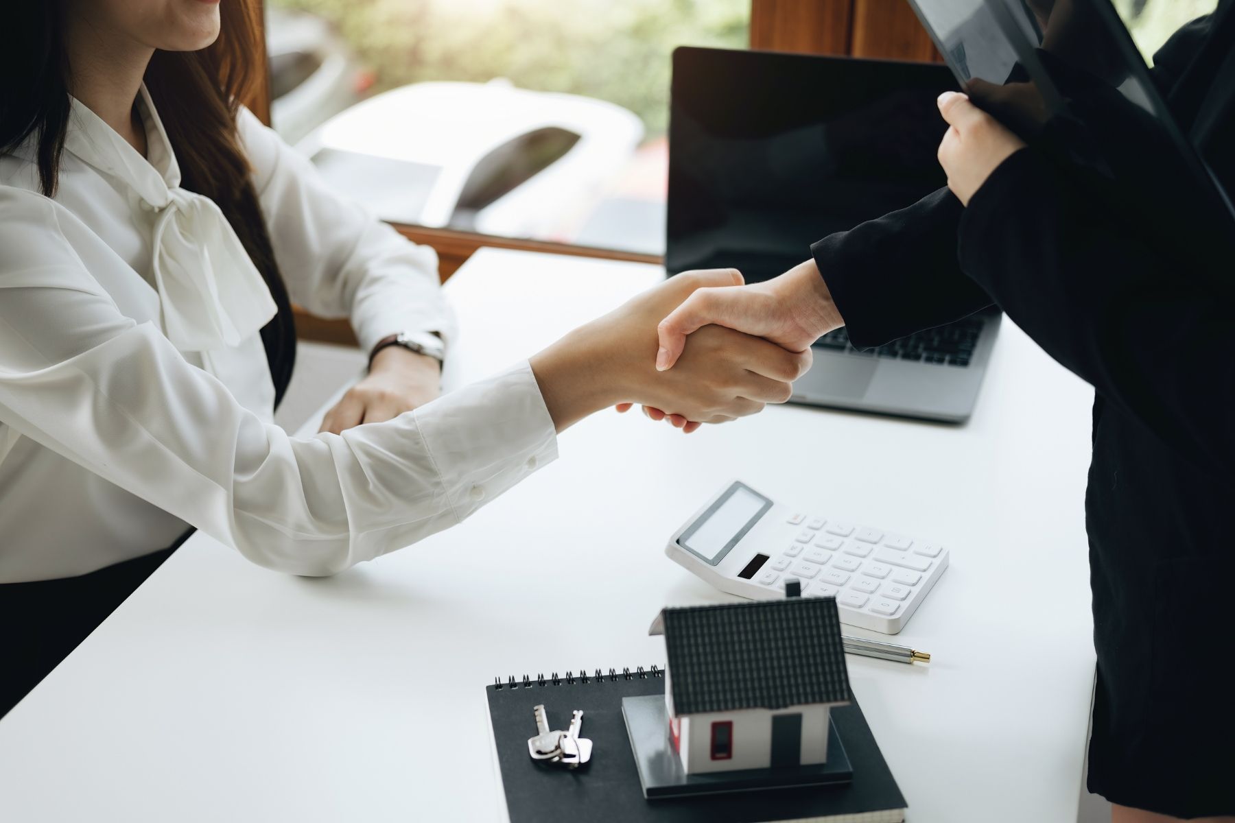 Việc đầu tư khoản dự trữ cũng là một cách giúp bạn ứng phó với khủng hoảng kinh tế (Nguồn: Canva)