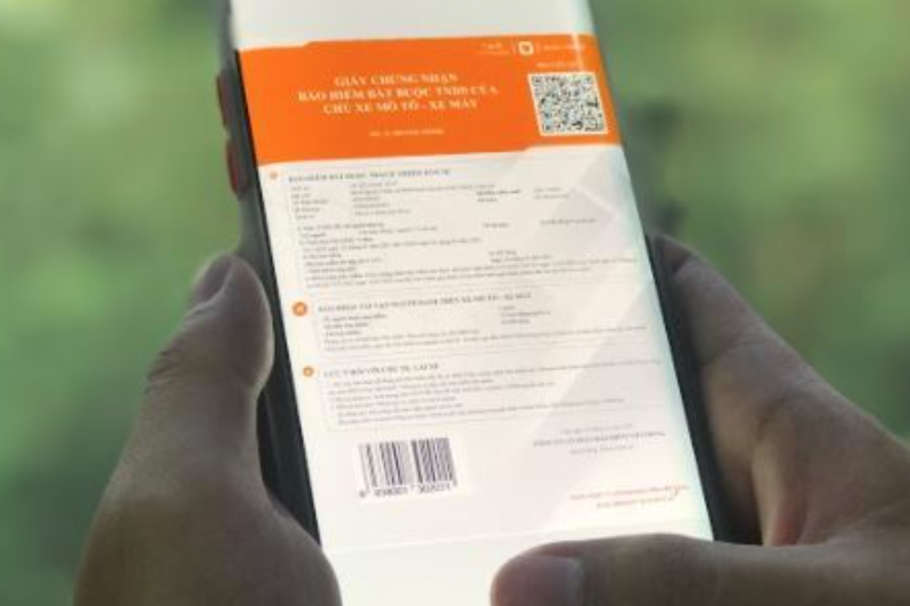 Kiểm tra bảo hiểm xe máy bằng QR code trên giấy chứng nhận bảo hiểm điện tử. (Nguồn: Canva)