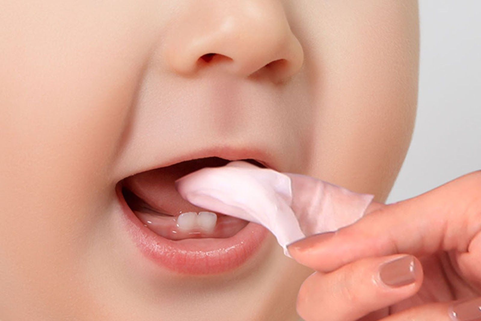 Rơ lưỡi, vệ sinh miệng thường xuyên giúp hạn chế nguy cơ nấm lưỡi ở trẻ (Nguồn: Canva)
