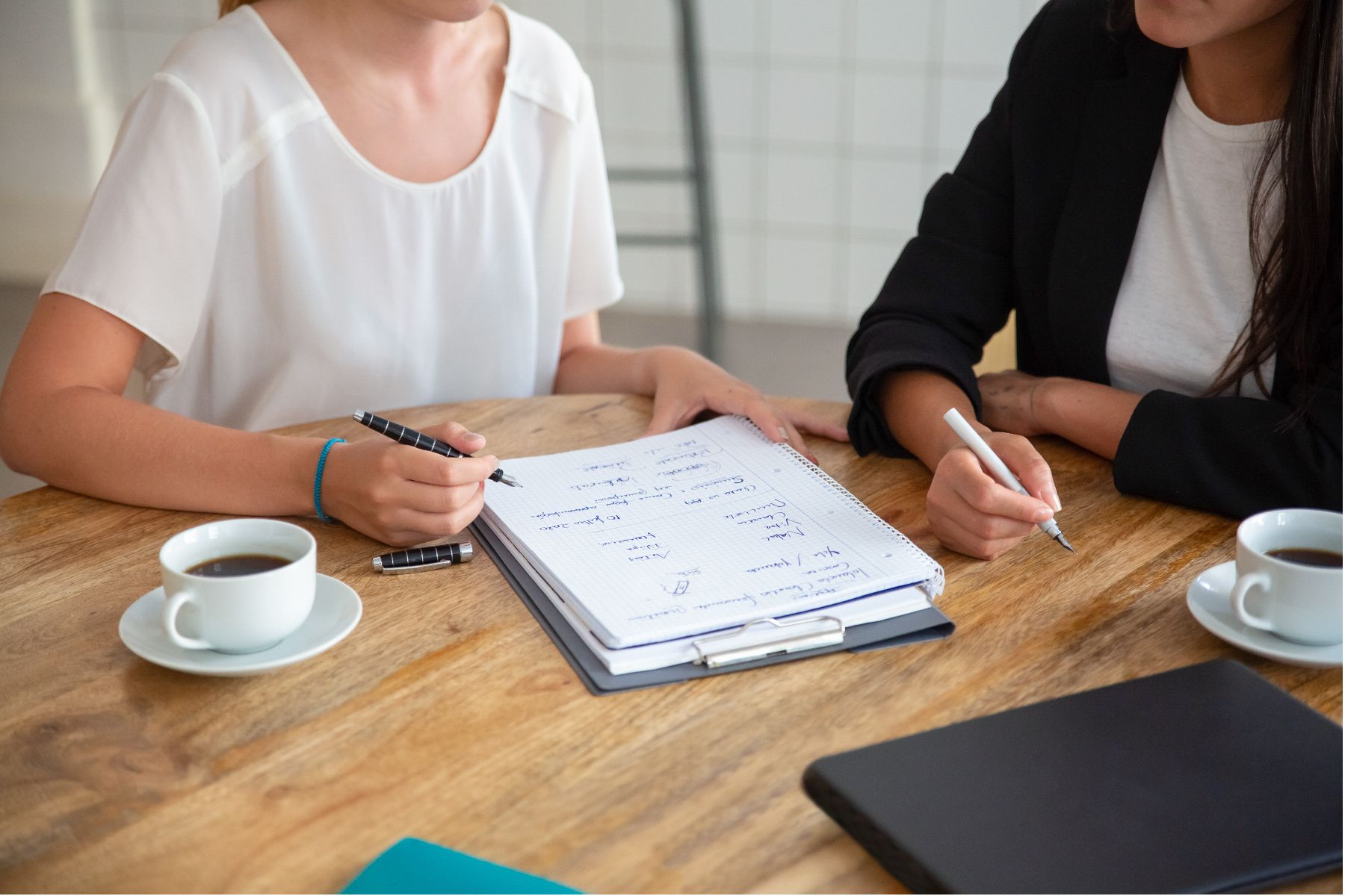 Liên hệ trực tiếp chuyên viên tư vấn để lựa chọn gói bảo hiểm 2 chiều phù hợp.