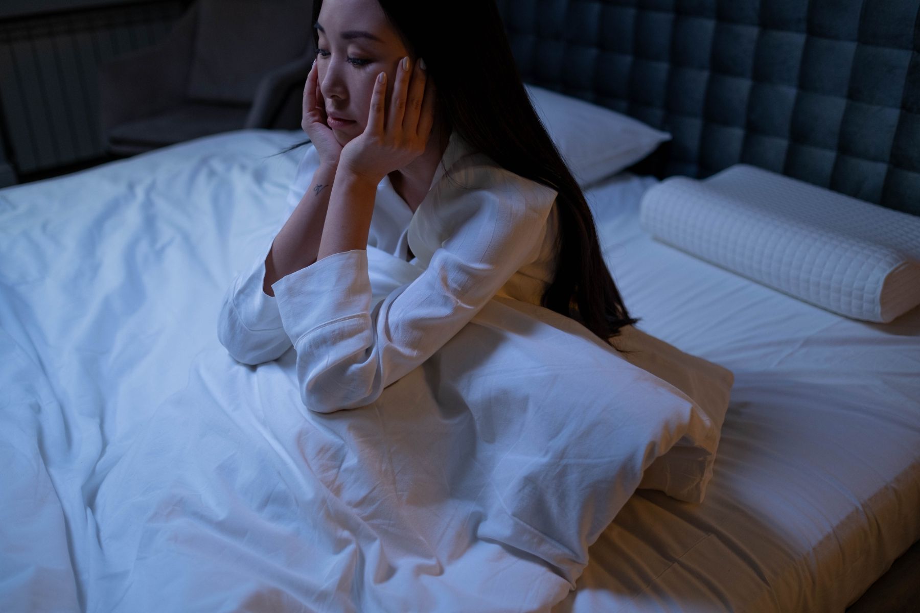 Mất ngủ là những xáo trộn chu kỳ ngủ bình thường (Nguồn: Canva)