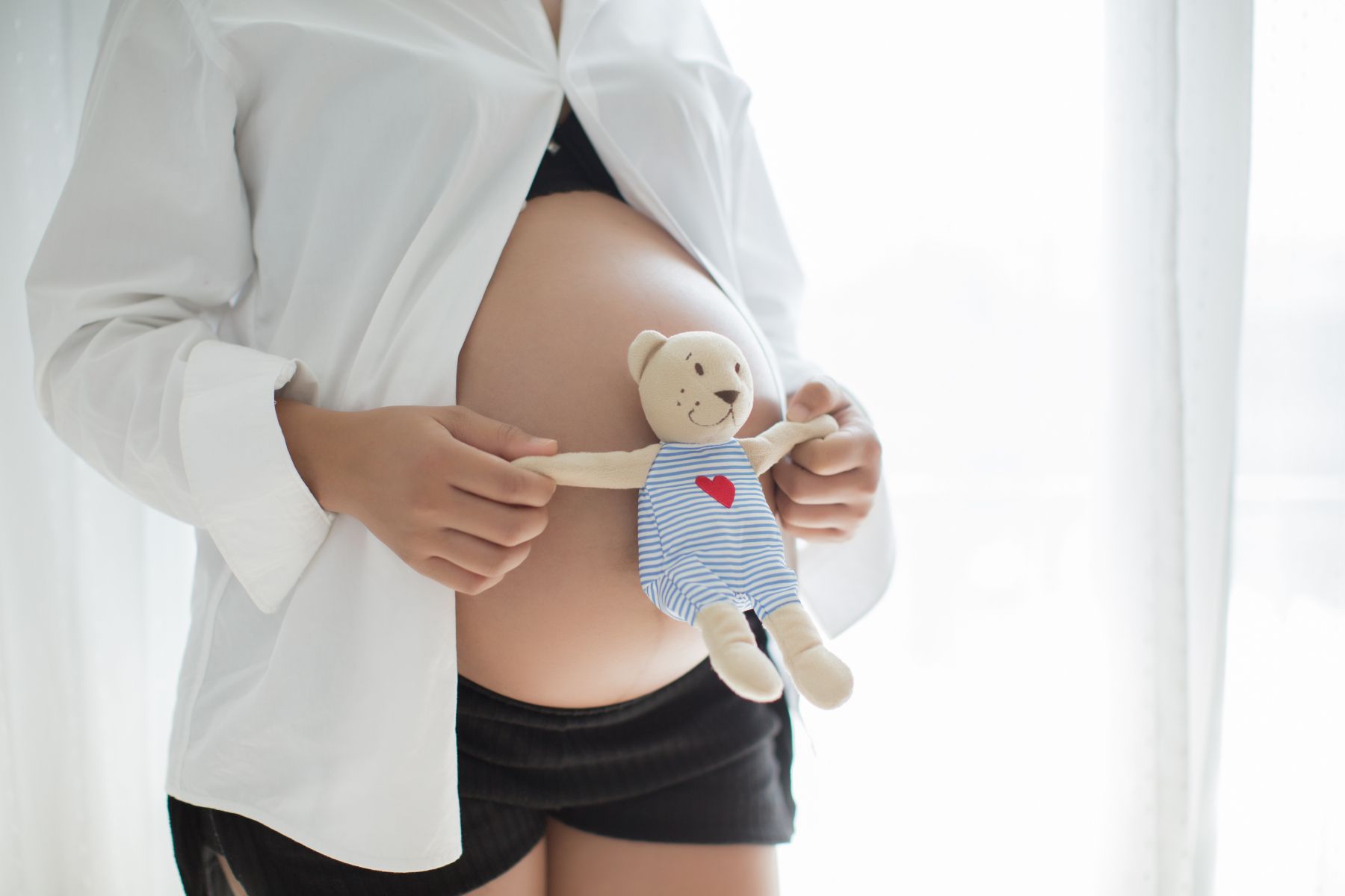 Mẹ nên mua bảo hiểm khi mang thai để được hỗ trợ các chi phí thai sản trước và sau khi sinh con.