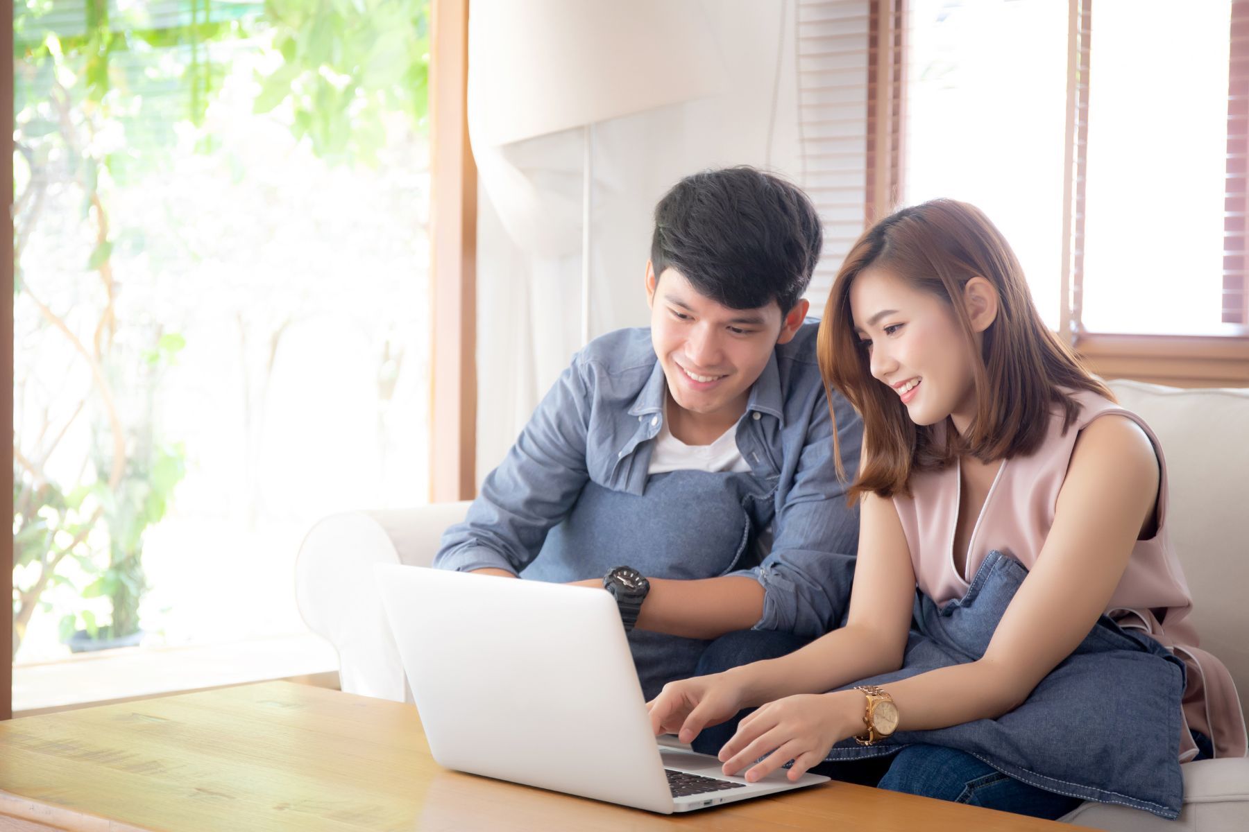 Khám phá 5 cách mua bảo hiểm xe máy online ngay tại nhà đơn giản, an toàn và nhanh chóng (Nguồn: Canva)