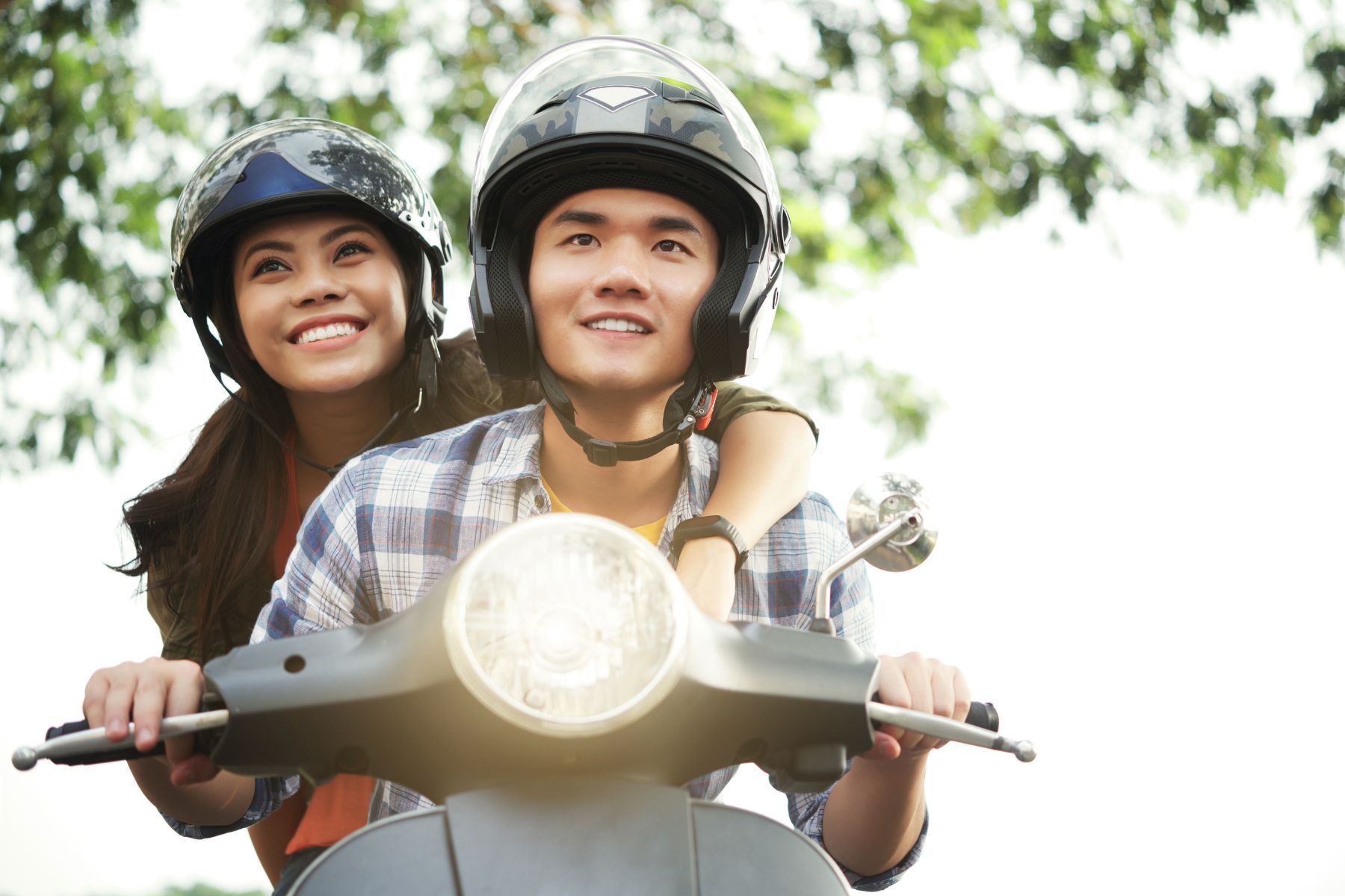 Ngoài ra, bạn cũng có thể mua bảo hiểm xe máy online qua Ví MoMo (Nguồn: Canva)