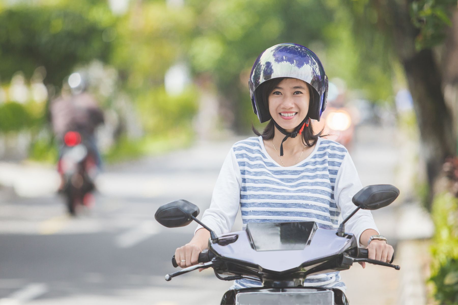 Bạn cũng có thể truy cập vào ứng dụng ViettelPay để mua bảo hiểm xe máy online (Nguồn: Canva)