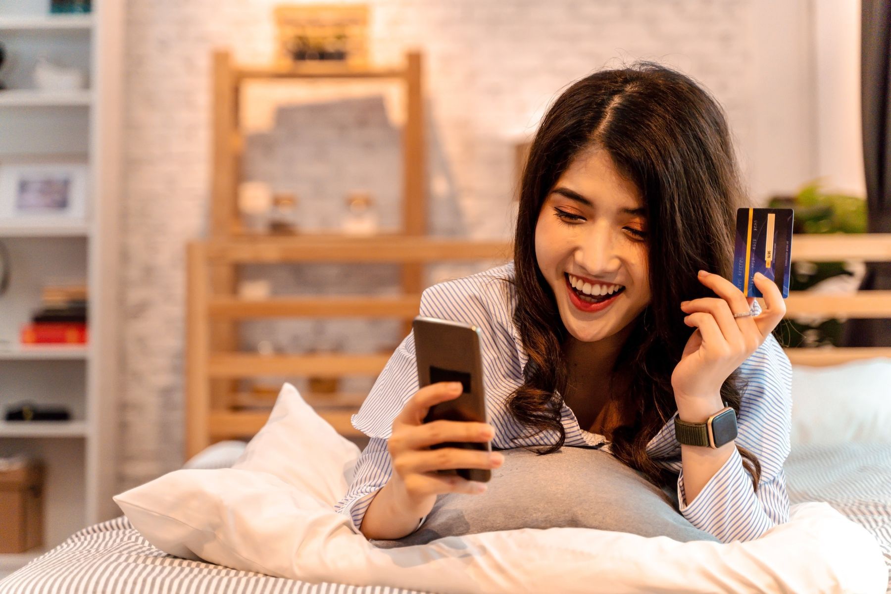 Với Papaya Pro, bạn có thể mua bảo hiểm xe máy trực tuyến từ hơn 11 công ty bảo hiểm hàng đầu tại Việt Nam như Bảo Việt, PVI, PTI, MIC, Liberty, ... (Nguồn: Canva)