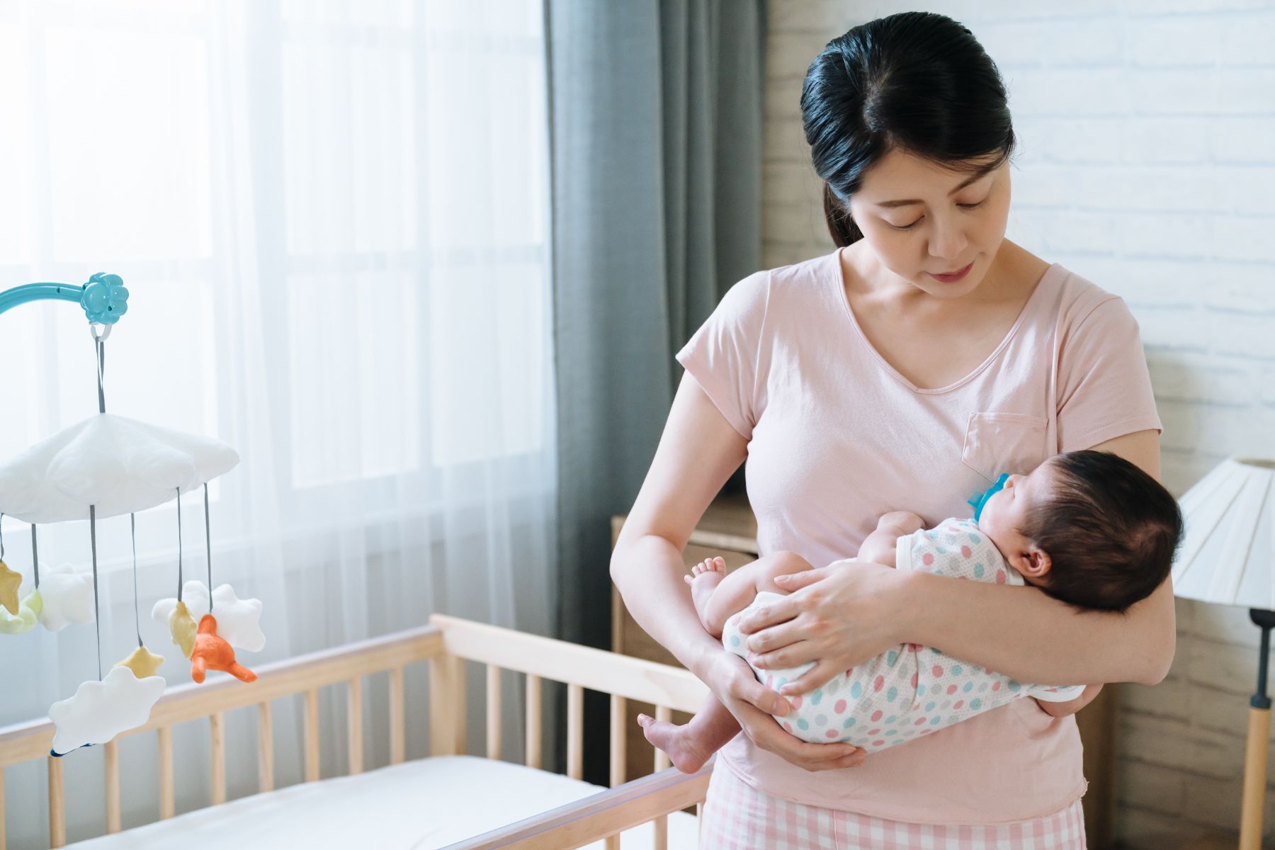 Việc tiếp xúc với âm nhạc từ sớm cũng có thể giúp kích thích sự phát triển của tế bào não của trẻ (Nguồn: Canva)
