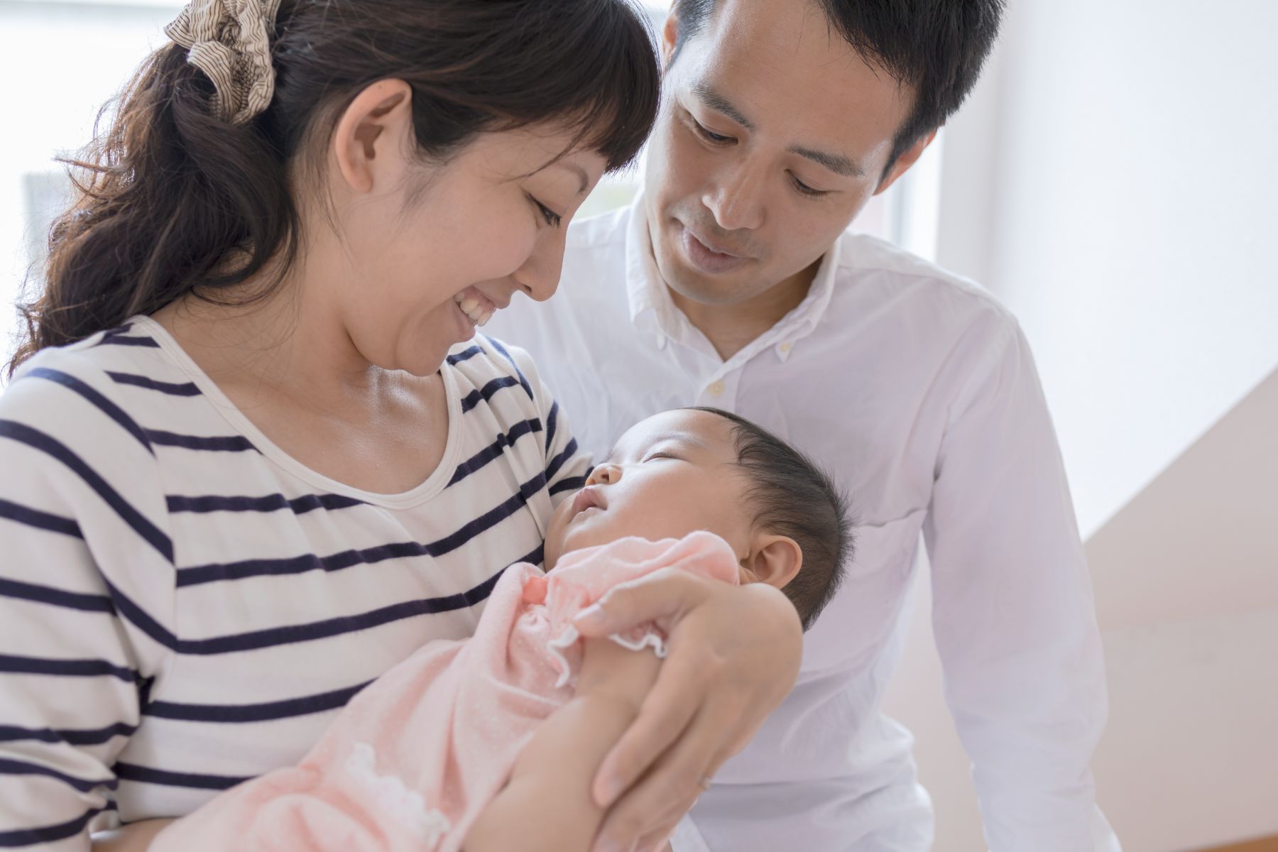 Hát ru là một trong những cách giúp cha mẹ gắn kết tình cảm với con cái (Nguồn: Canva)