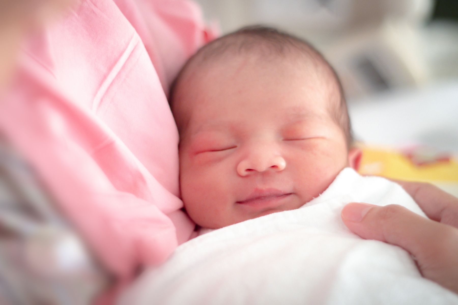 Khi nghe những giai điệu nhẹ nhàng, du dương, trẻ em có thể dễ dàng đi vào giấc ngủ hơn (Nguồn: Canva)