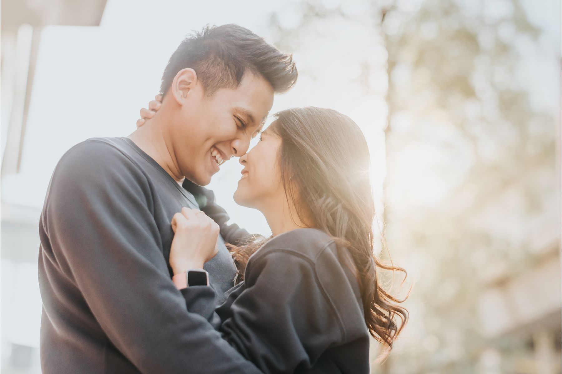Những hành động chân thành đôi khi cũng có thể truyền tải thông điệp tốt hơn là lời nói (Nguồn: Canva)