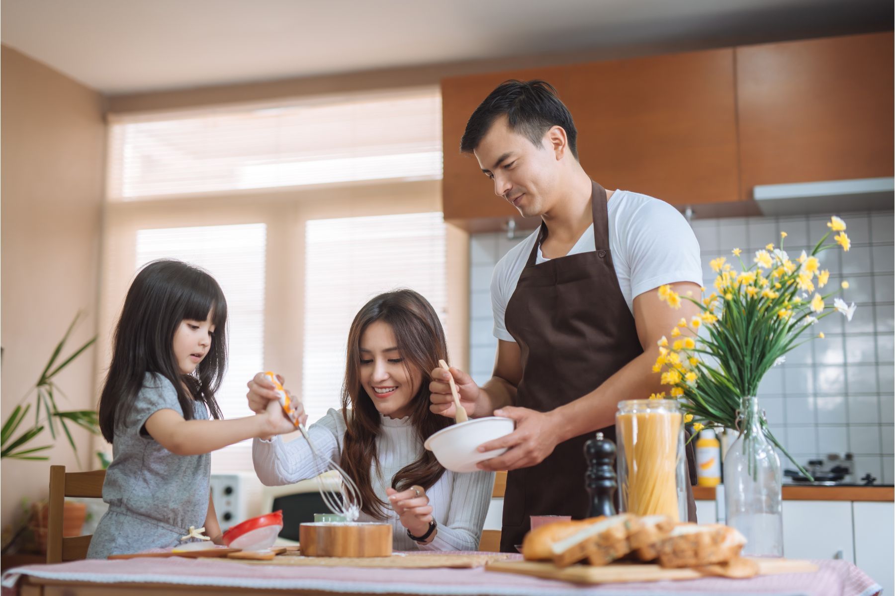 Đường đi tới trái tim của một người luôn là dạ dày, và bữa ăn chính là một trong những cách nhắn gửi yêu thương hiệu quả (Nguồn: Canva)