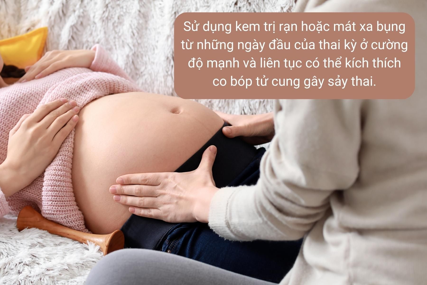 Hỏi ý kiến bác sĩ trước khi có hành động trực tiếp lên vùng bụng của mẹ bầu - Nguồn ảnh: Canva