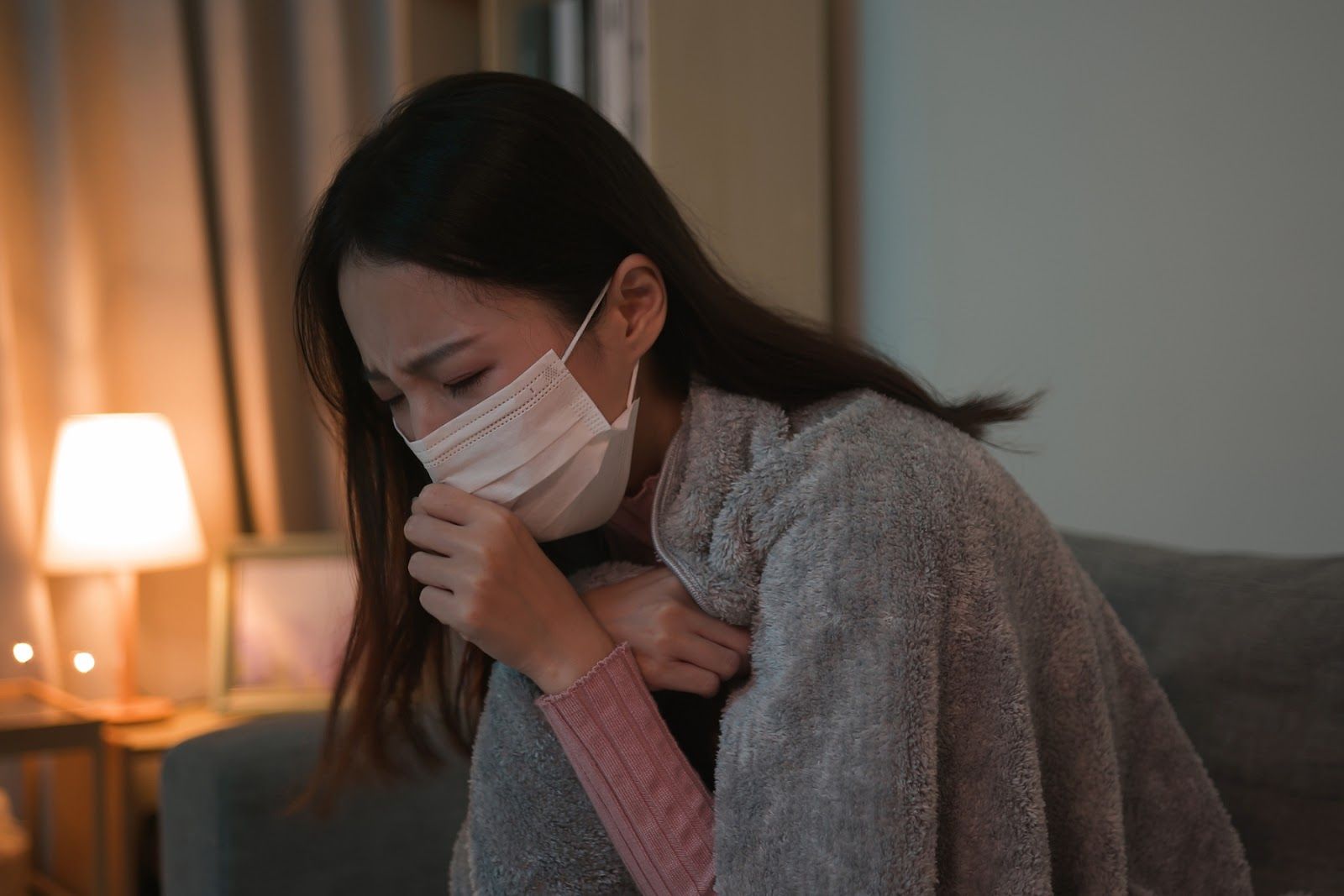 Ho và đau tức ngực là dấu hiệu khởi phát viêm phổi (Nguồn: Canva)