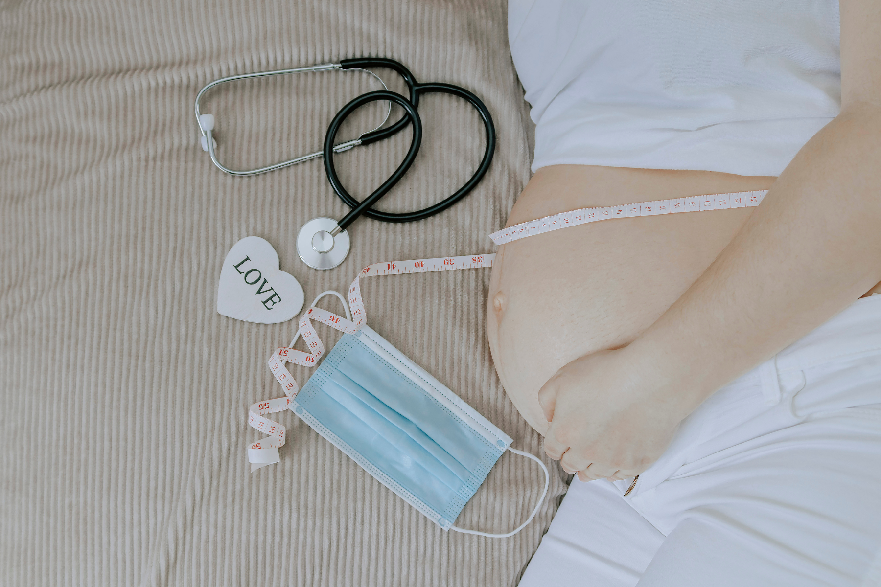 Đi khám thai định kỳ và hợp tác điều trị cùng bác sĩ thì để được an toàn nhé