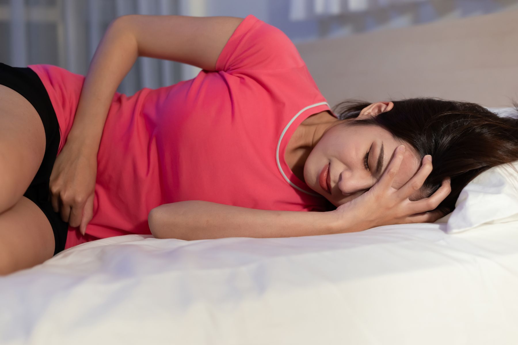 Máu báo thai thường không đi kèm với đau bụng, tuy nhiên, cơ thể mỗi người phụ nữ có thể có những biểu hiện khác nhau (Nguồn: Canva)