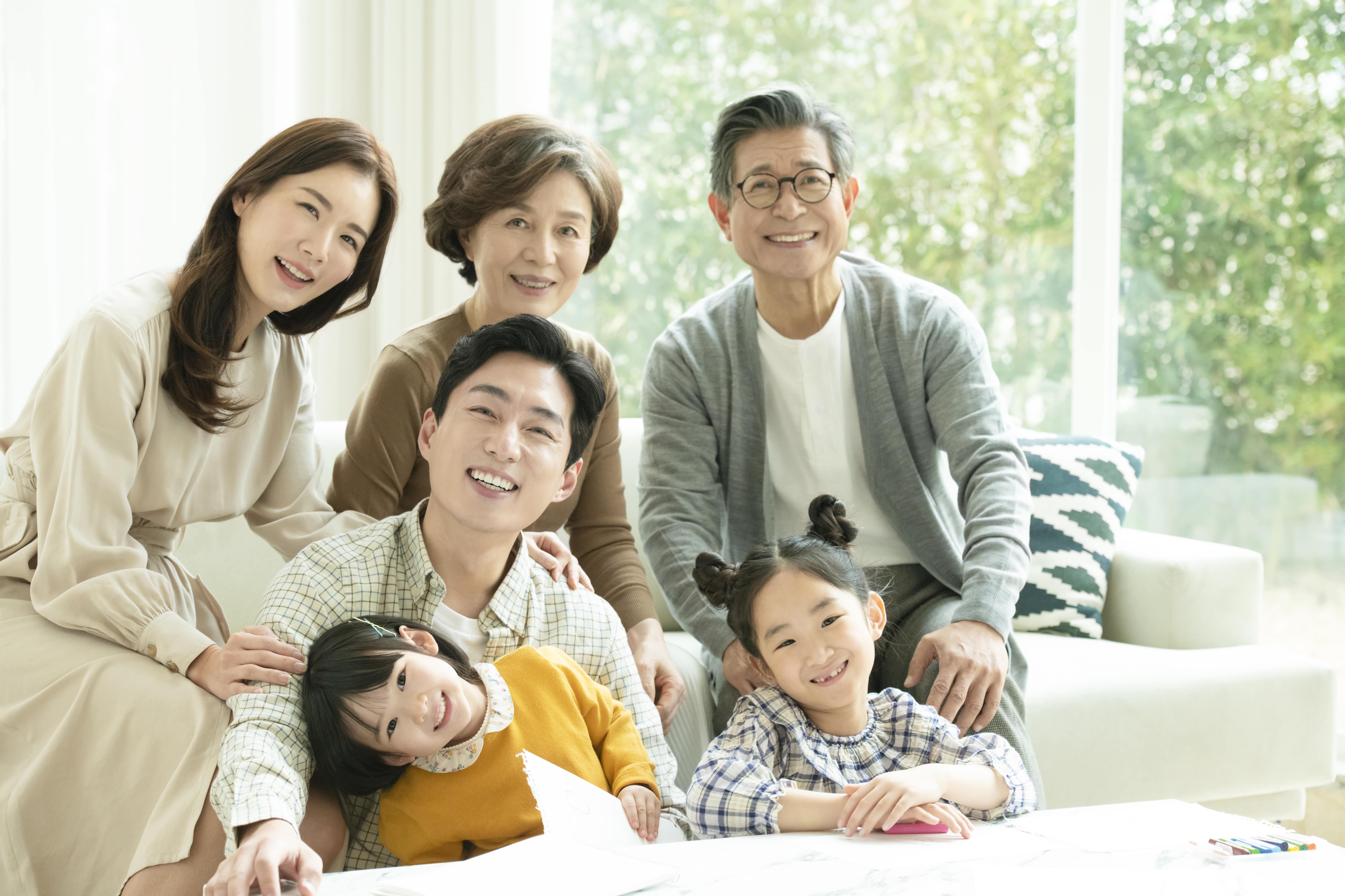 Các sản phẩm bảo hiểm thân thể và bảo hiểm y tế có thể bảo vệ bạn và gia đình trước những rủi ro về sức khỏe.