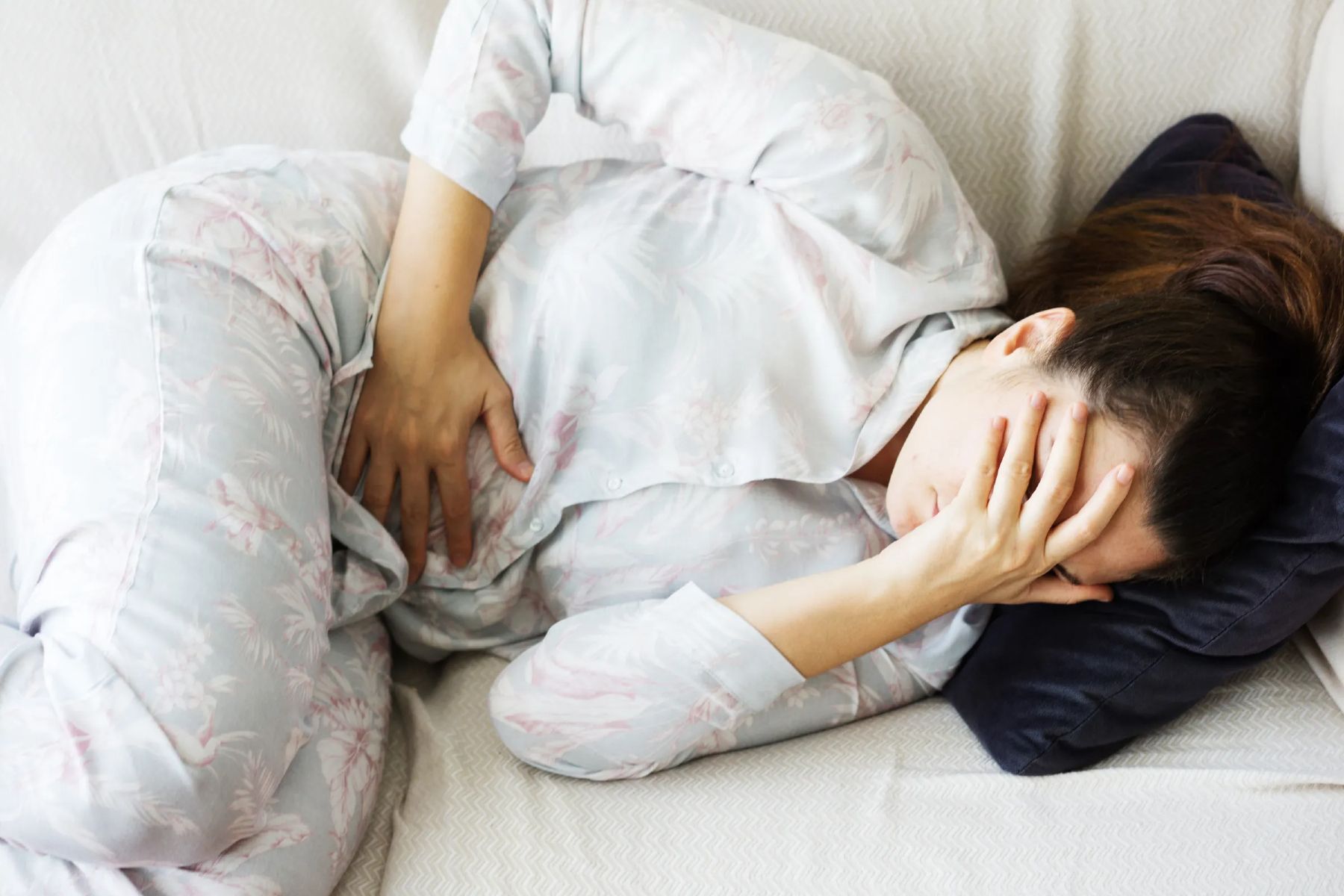 Sau khi sảy thai có hiện tượng gì? Sau sảy thai, tử cung sẽ xuất hiện các cơn co thắt để tống hết các tế bào mô thai còn sót ra ngoài.