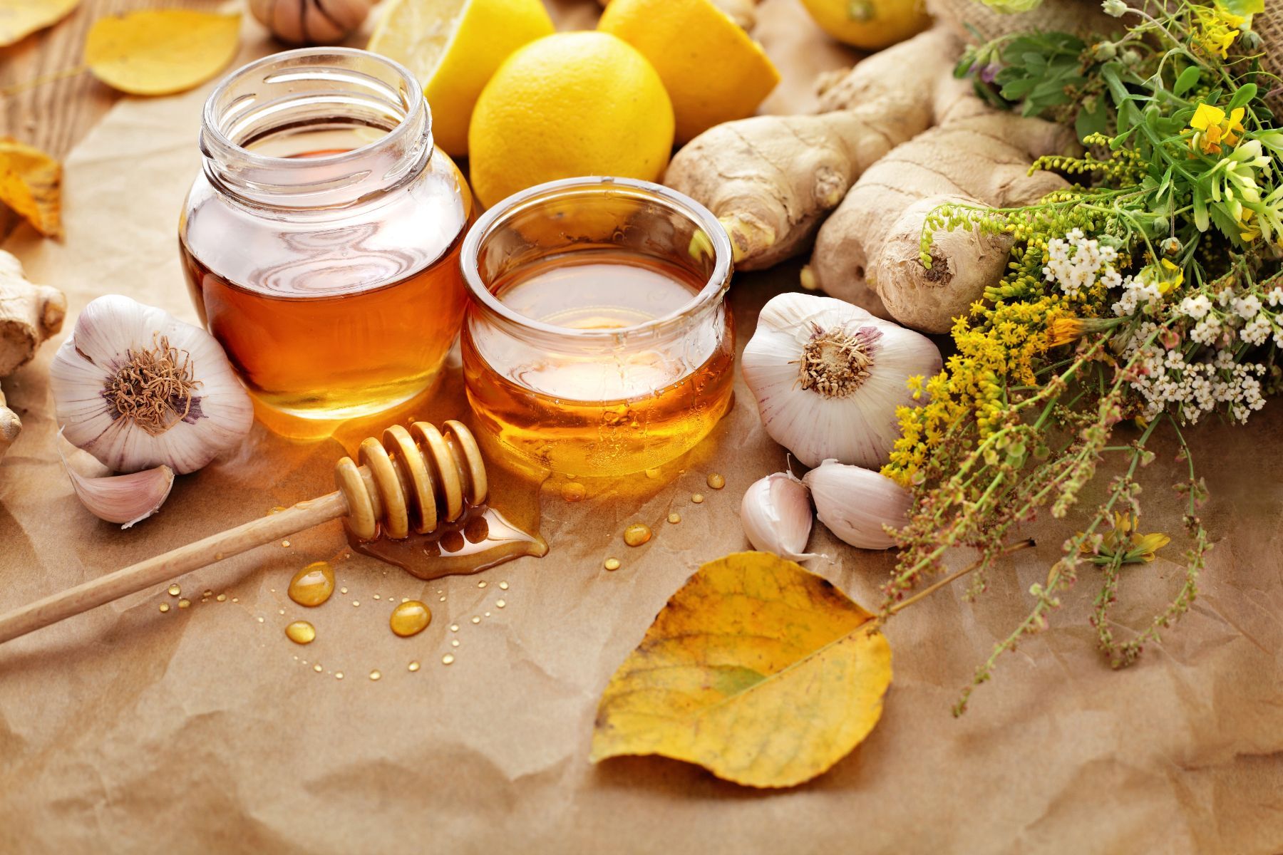 Mật ong rừng còn có tác dụng làm giảm đau dạ dày, hồi phục viêm loét dạ dày (Nguồn: Canva)