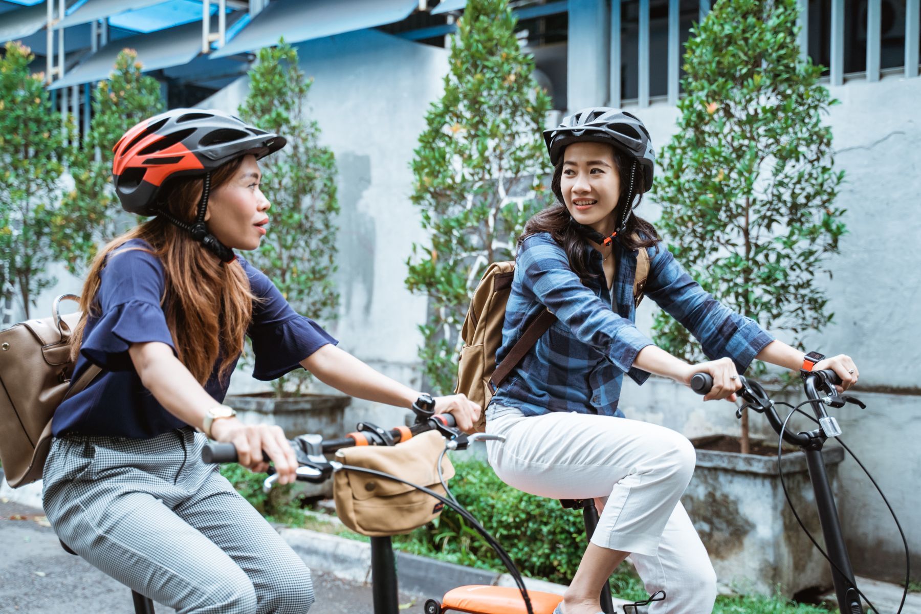 Tích cực tham gia các hoạt động ngoài trời là cách giúp tăng cường hormone hạnh phúc cho cơ thể (Nguồn: Canva)