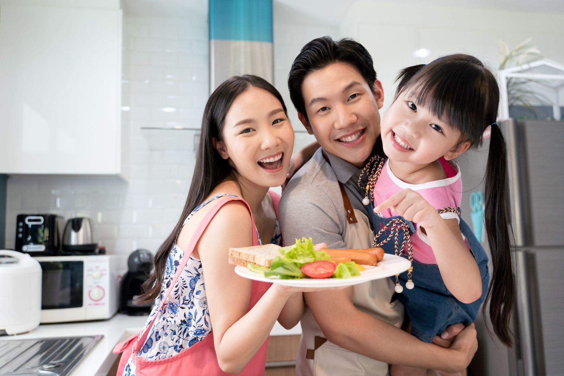 Để tăng đề kháng, bạn nên ăn chín uống sôi (Nguồn: Canva)