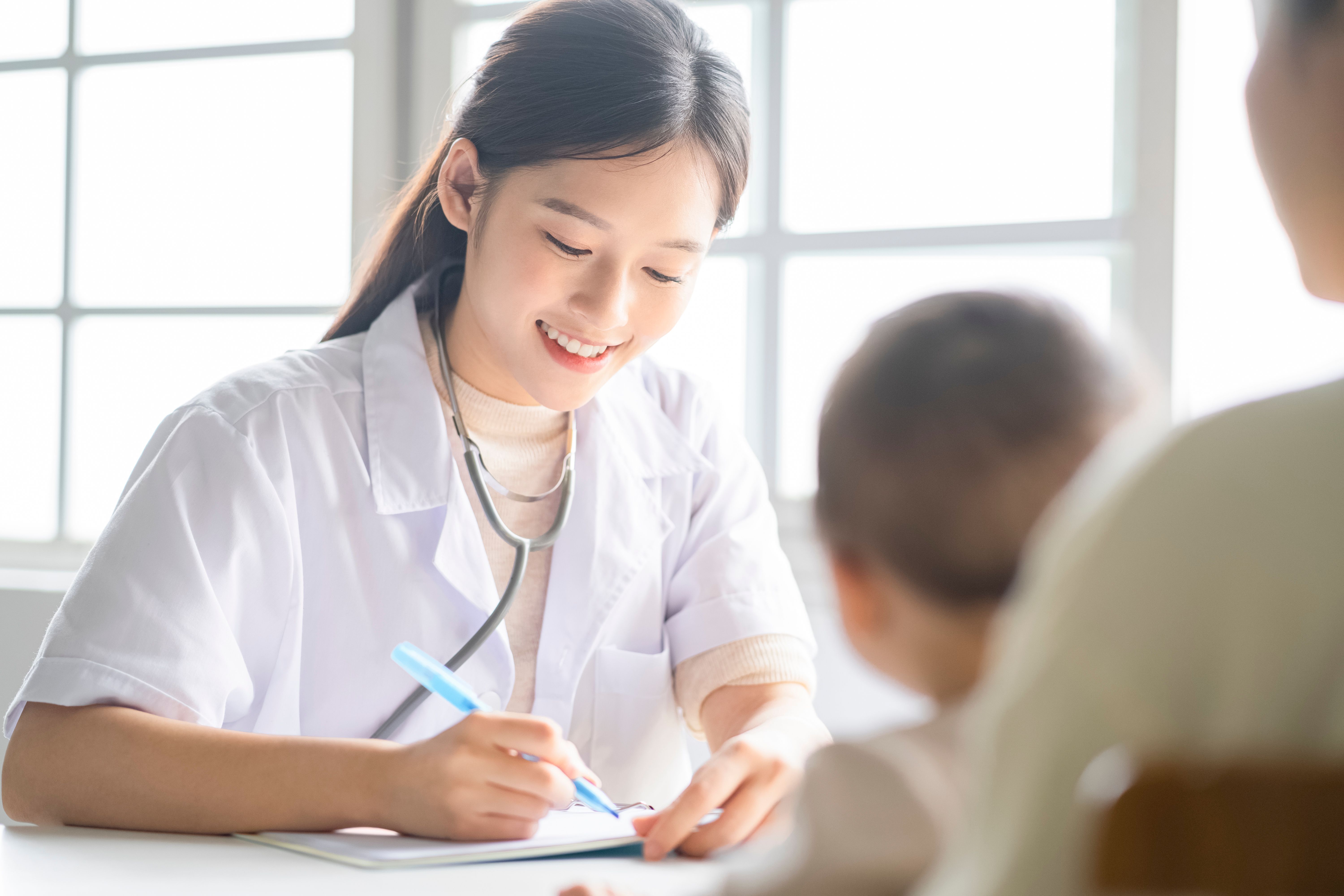 Tham gia bảo hiểm để hưởng đầy đủ các quyền lợi chăm sóc sức khoẻ khi khám chữa bệnh tại các cơ sở y tế.