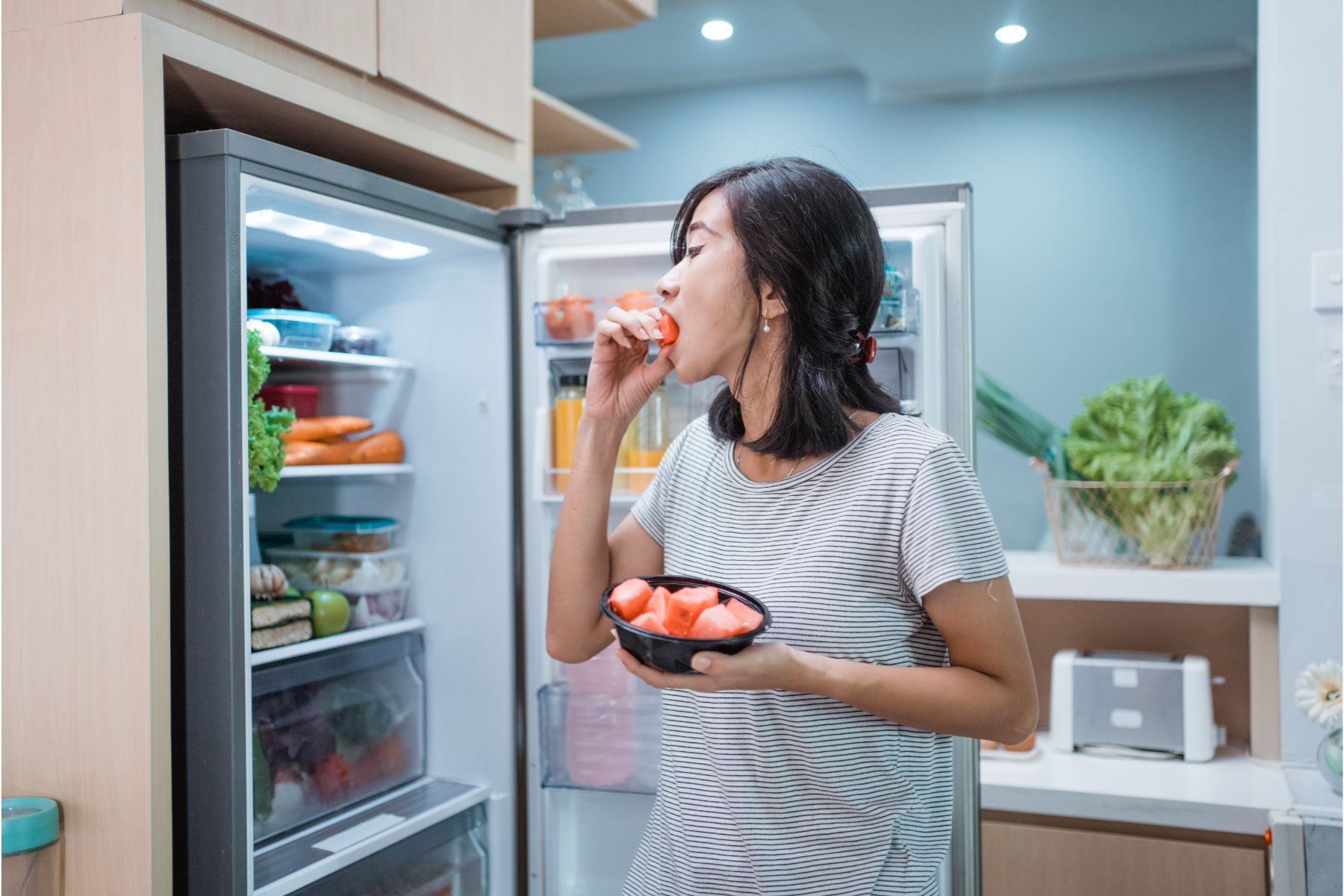 Thèm ăn đồ chua cũng là một dấu hiệu mang thai khá phổ biến (Nguồn: Canva)