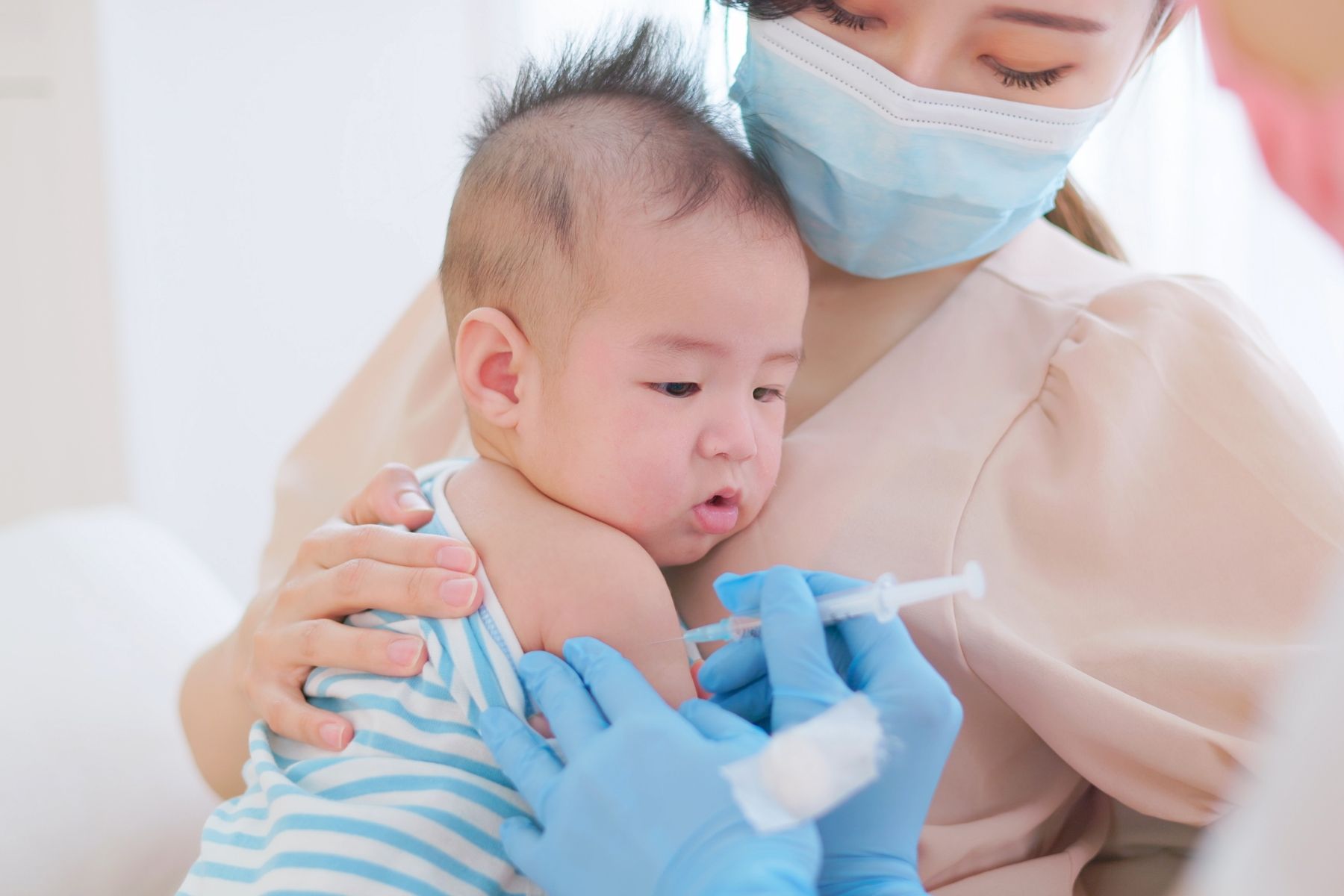Lịch tiêm phòng cho trẻ sơ sinh cha mẹ cần biết (Nguồn: Canva)