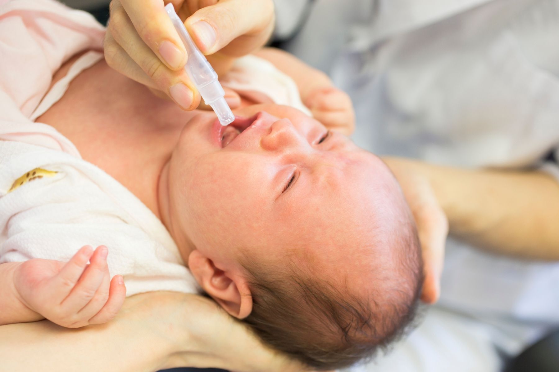 Theo dõi phản ứng của bé sau khi tiêm và xử lý kịp thời (Nguồn: Canva)