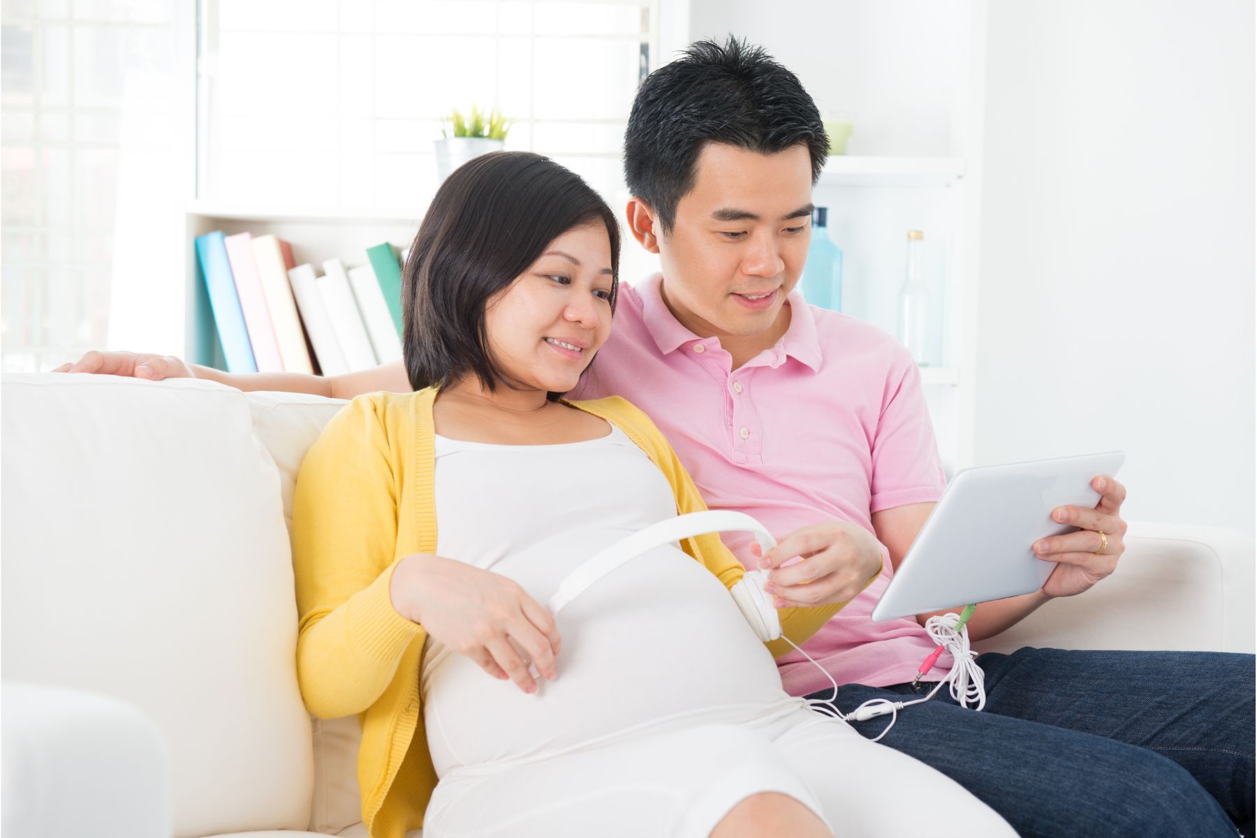 Lao động nữ sinh con sẽ được nghỉ việc hưởng chế độ thai sản trước và sau sinh con trong 06 tháng - Nguồn ảnh: Canva