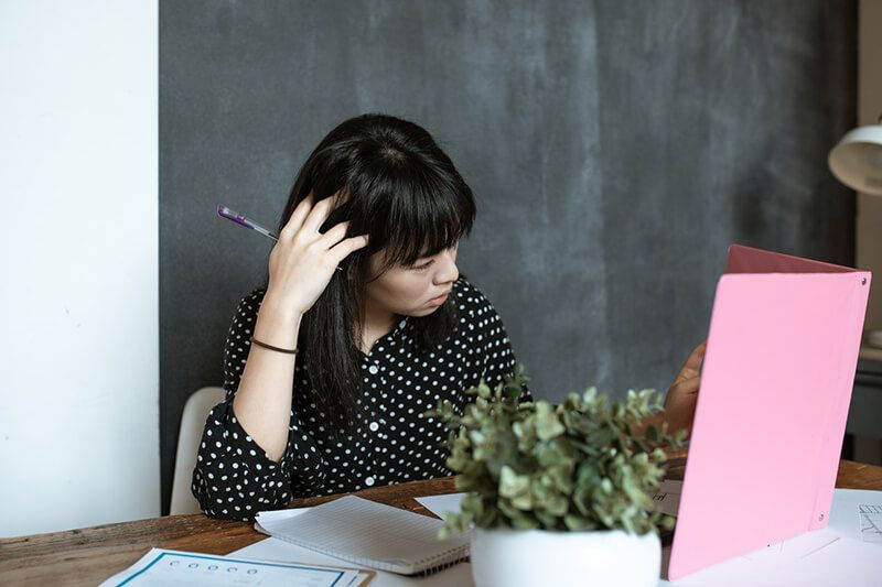 Nếu 30 năm nữa bạn mới nghỉ hưu thì hãy ưu tiên đầu tư tài chính. Còn nếu 8 – 10 năm bạn nghỉ hưu thì hãy cật lực tiết kiệm từ ngay bây giờ.