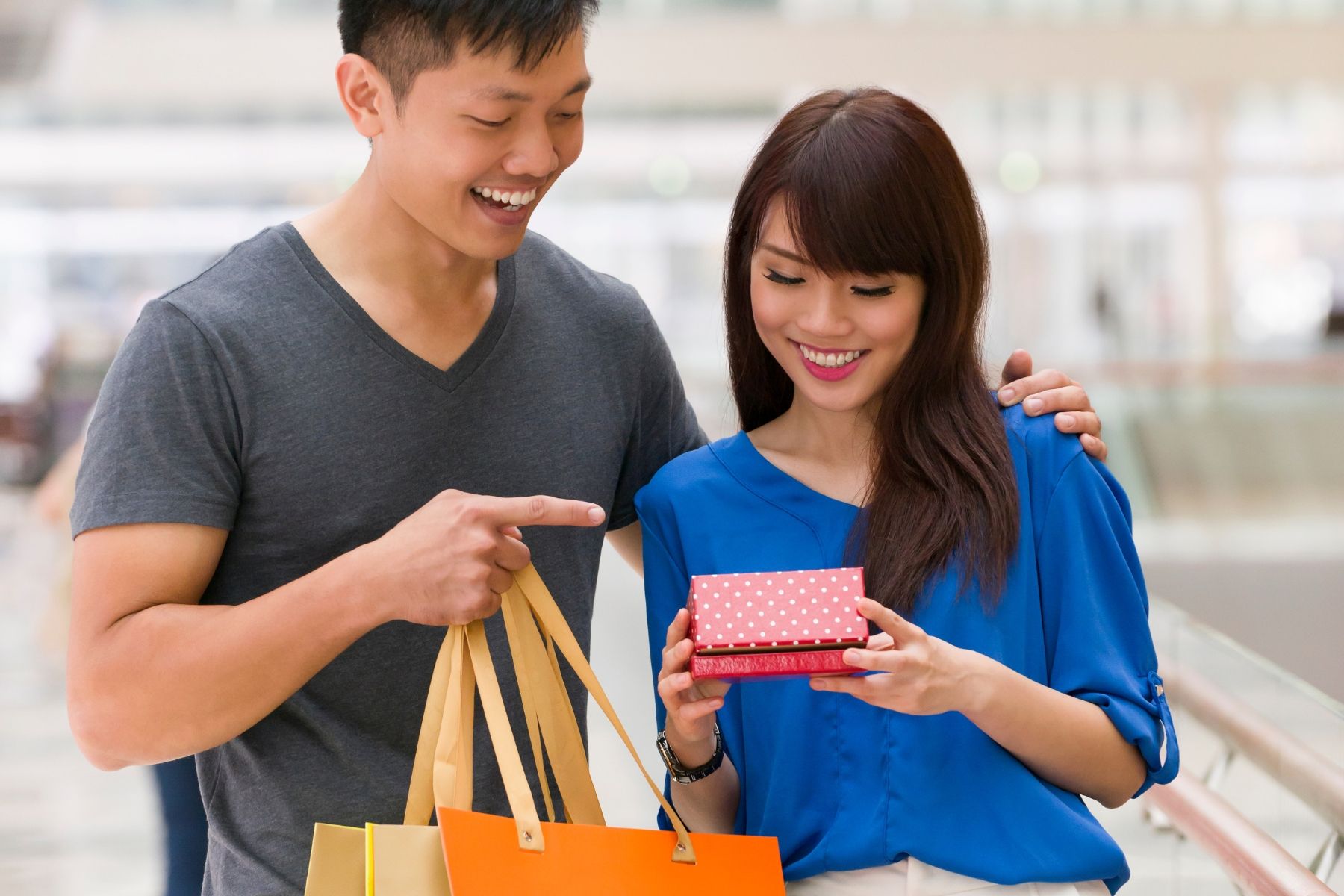 Bạn cần có kế hoạch chi tiêu hợp lý, tránh những khoản phí không cần thiết và kiếm thêm nguồn thu nhập từ các công việc phụ (Nguồn: Canva)