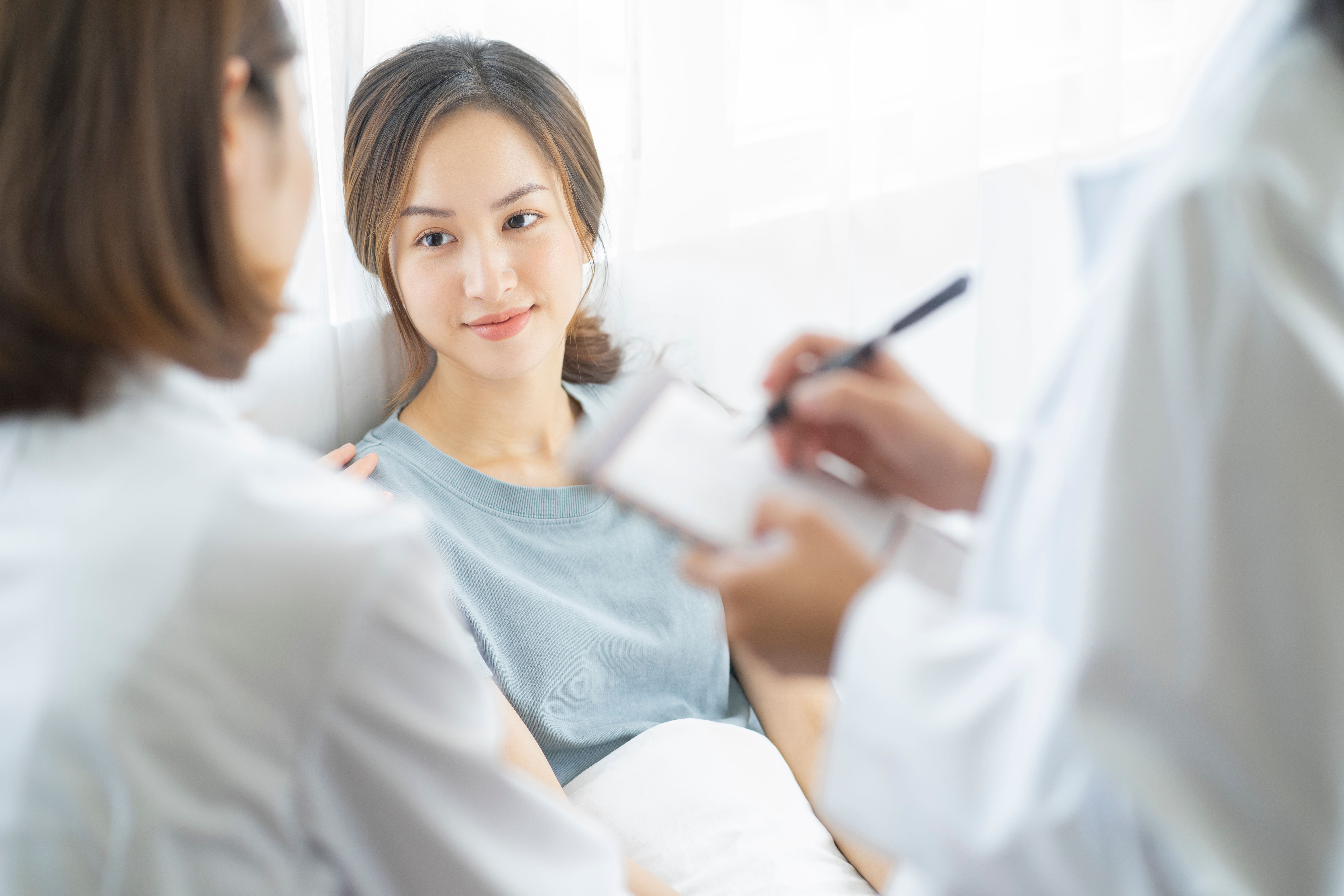 Theo dõi thường xuyên và nếu thấy kinh nguyệt không đều nên đi khám sản phụ khoa để làm các xét nghiệm và tư vấn.