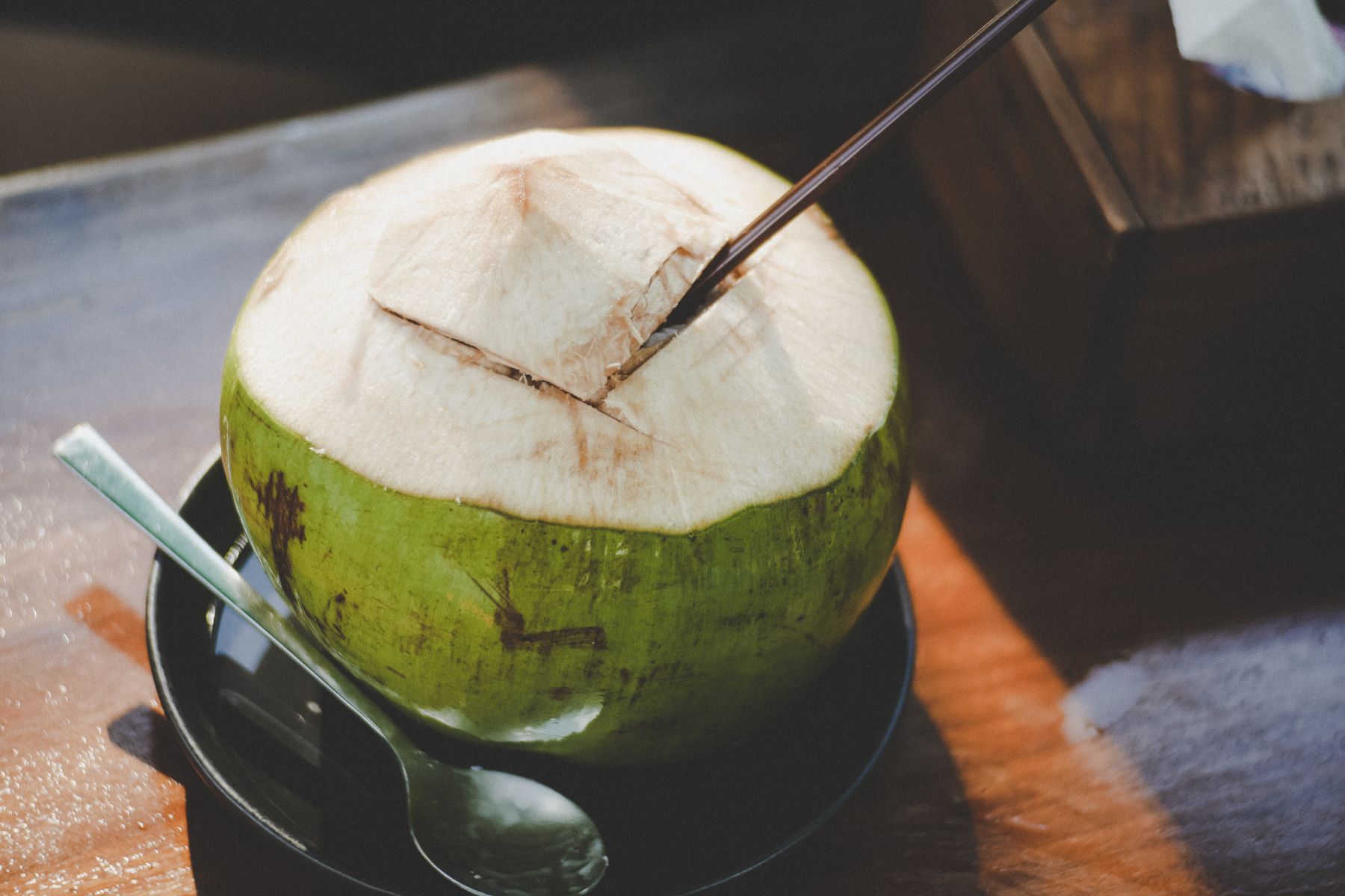 Mẹ bầu có thể tăng lượng nước ối bằng cách bổ sung thêm nước dừa